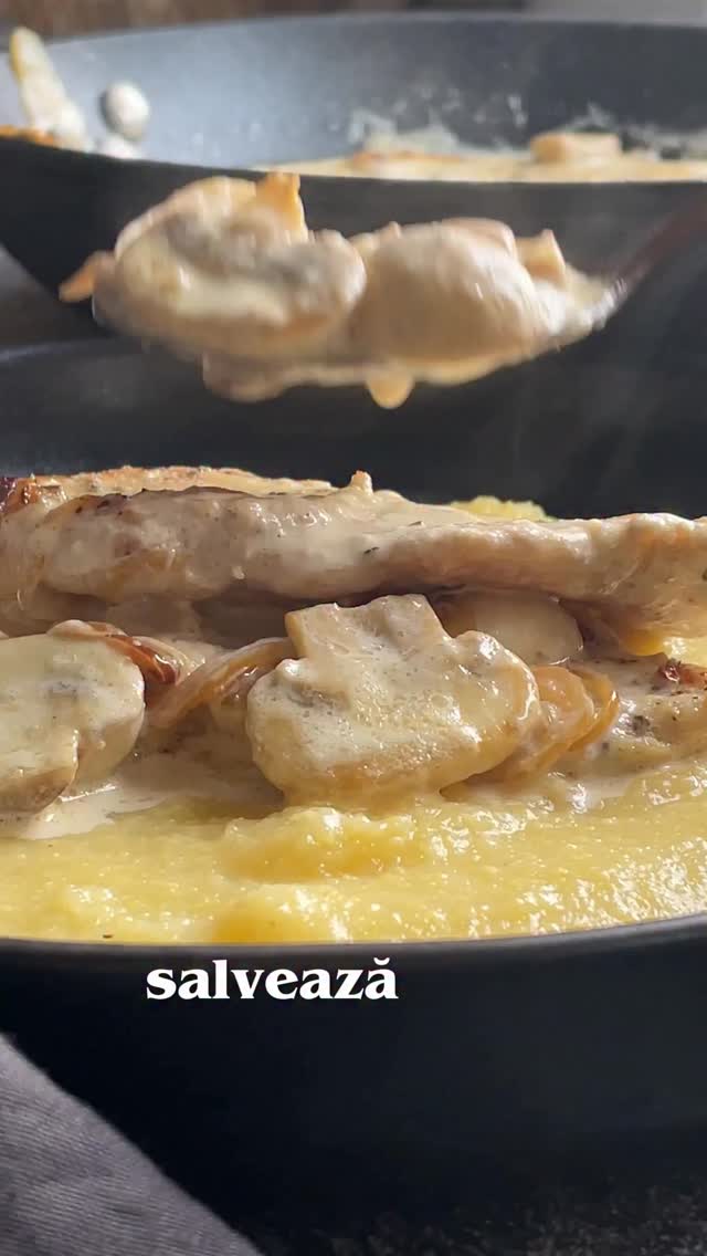 🟢Salvează rețeta! Pui cu ciuperci și smântână, o rețetă super delicioasă, gata foarte repede, pentru că știu că și vouă vă plac rețetele rapide.
🤌Ingrediente:
3 fileuri piept de pui (se pot înlocui cu pulpe dezosate)
5-6 ciuperci
1/2 ceapă mică
2 linguri ulei
200 ml smântână pentru gătit
parmezan ras (cât vă lasă sufletul)
sare, piper
fulgi de ardei iute (opțional)
frunze de pătrunjel opțional🤌pentru mămăligă:
500 ml apă
100 g mălai
puțină sare
20 g unt1️⃣ Am pregătit mămăliga. Adică am pus apă la fiert cu puțină sare și cînd a dat în clocot, am dat focul la minim și am adăugat mălaiul treptat, amestecând în același timp cu un tel. Am fiert mămăliga la foc mic vreo 5-6 minute, iar la final am adăugat 2 cubulețe de unt.
2️⃣Am lăsat mămăliga să se răcească puțin, timp în care am încins o tigaie cu puțin ulei. Am adăugat ceapa și am lăsat-o să se înmoaie 2 minute, iar apoi am adăugat feliile de pipet de pui, pe care le-am bătut puțin. Am condimentat cu sare și piper.
3️⃣Am întors carnea pe cealaltă parte și am adăugat imediat și ciupercile tăiate mărunt. Le-am lăsat și pe ele să se rumenească iar la final am adăugat și smântâna. Am mai potrivit gustul încă odată cu sare, piper și fulgi de ardei iute.
4️⃣Am servit mămăliga cu mâncarea de pui și ciuperci în sos de smântână, cu pătrunjel proaspăt deasupra!
Enjoy!#chicken #sauce #mushroomsauce #polenta #easyrecipe #recipeshare #recipeoftheday #bucatarmaniac #retete #retetesimple #reteterapide