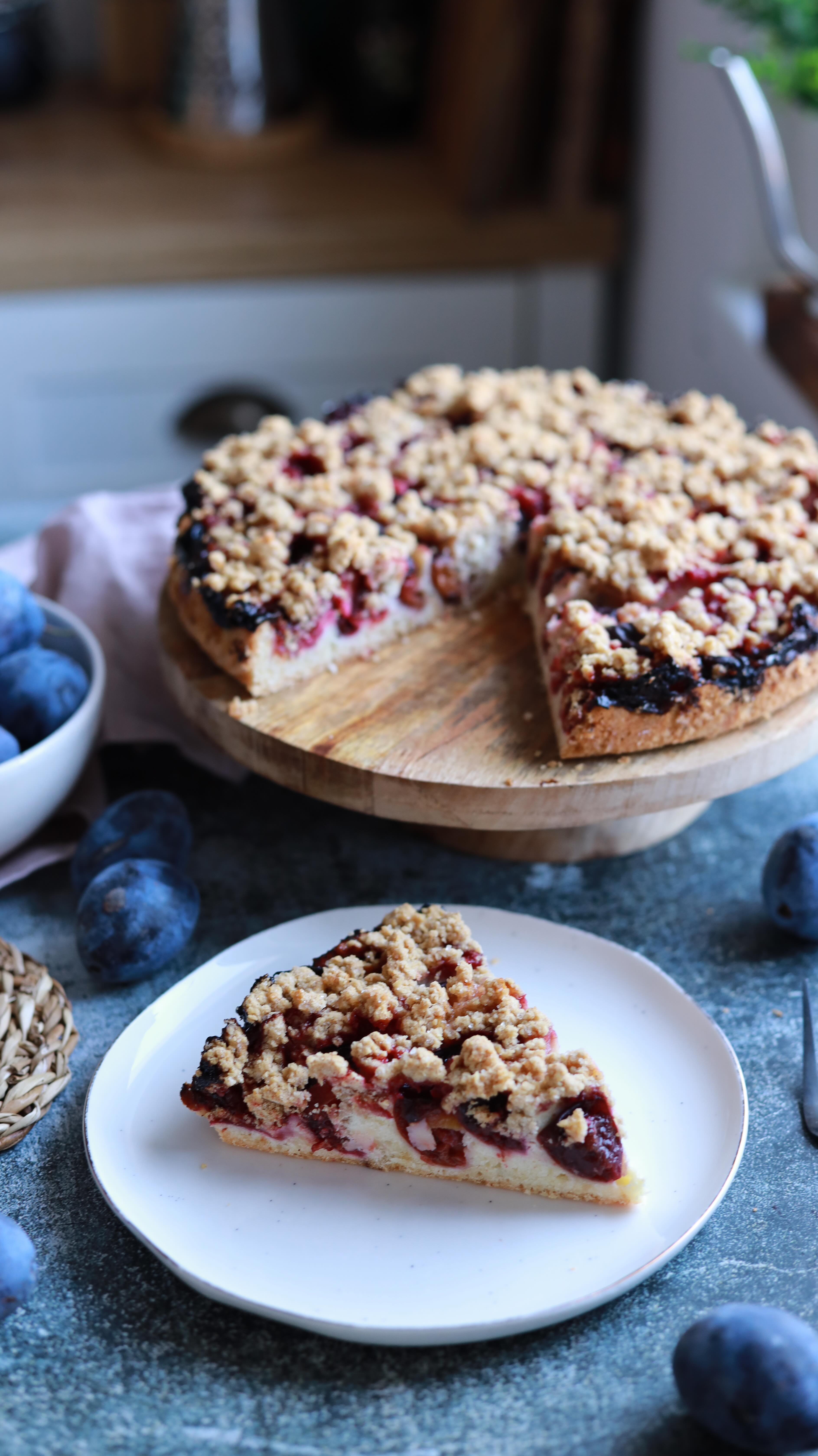 🟢 Prăjitura fragedă cu prune și crumble crocant e foarte ușor de preparat și e super gustoasă! Nu e greu dă făcut, în maxim 15 minute e deja în cuptor!
Se poate folosi făină de ovăz sau amestec de făină de ovăz cu făină de grâu și pentru compoziția de la bază. Eu nu am avut suficientă.✅Ingrediente
150g faină
80 g zahăr
1 linguriță praf de copt
Puțină sare
120 g unt
2 ouă✅Pentru crumble:
50 g unt
50 g zahăr
100 g făină de ovăz (sau fulgi de ovăz măcinați în robot)Diametru tava: 24 cm1️⃣Am mixat într-un robot de bucătărie unt, zahăr, sare, și praf de copt. Apoi am adăugat ouăle și făina. Am mixat din nou.
2️⃣Am pus compoziția într-o tavă pe hârtie de copt. Am așezat deasupra jumătăți de prune!
3️⃣M-am întors la robotul de bucătărie ( pe care nu l-am spălat între timp) și am mixat unt, zahăr și făină de ovăz cu puțină scorțișoară. Am obținut astfel un crumble delicios pe care l-am presărat deasupra.
4️⃣Am dat prăjitura la cuptorul preîncălzit la 180°C fără ventilație, pentru aproximativ 50 de minute.##retetesimple #retetesanatoase #retete #reteterapide #plums #plumcake #plumtart #plumgoodness #prajituriPofta buna!