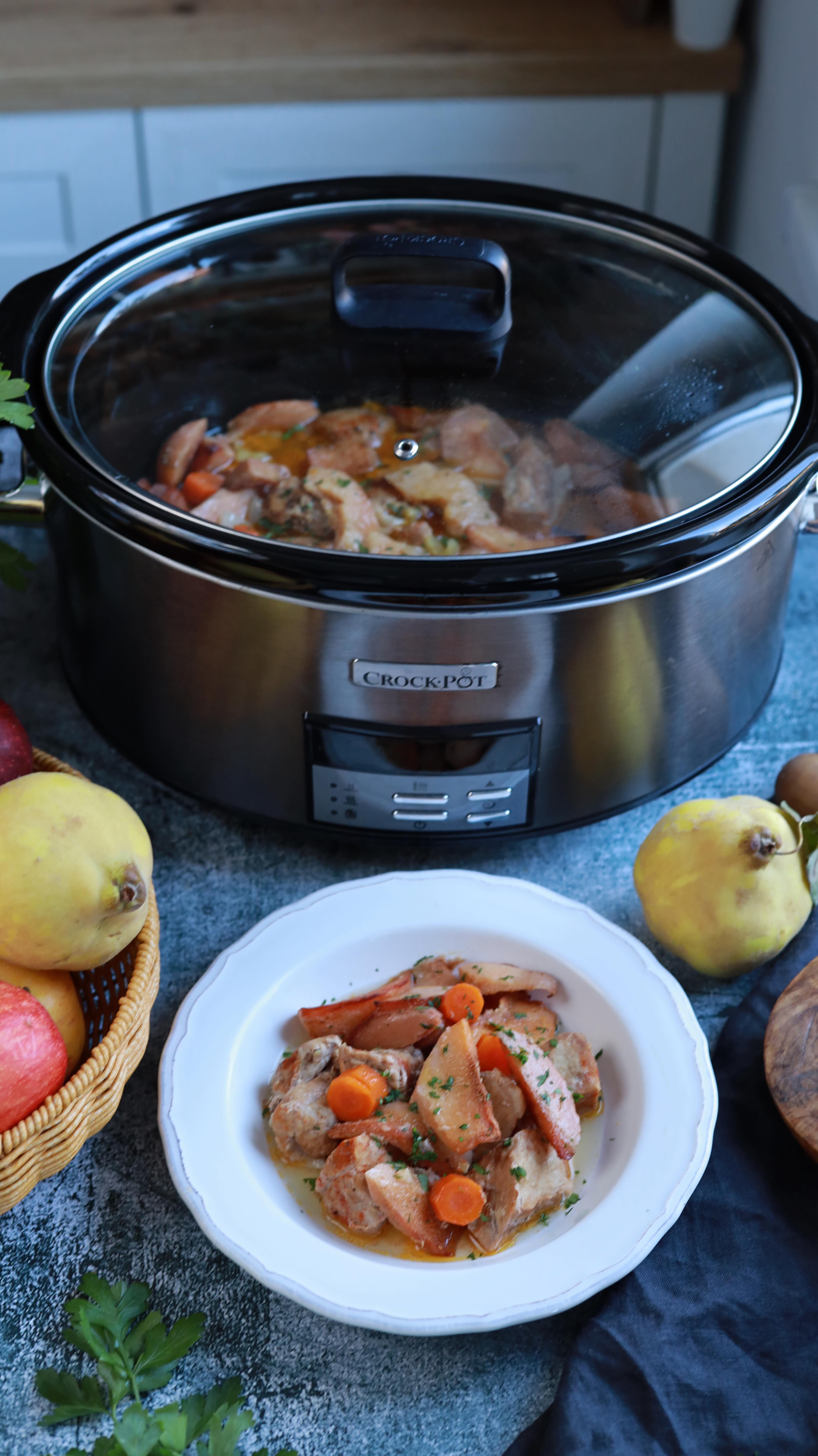 🔥 A început Black Friday la @crockpotromania cu cele mai mari reduceri din an! Link în profil!🍯 Dacă n-ai mâncat niciodată carne de porc cu gutui, pregătește-te pentru cea mai surprinzătoare combinație dulce-sărată!🍲 E simplu de făcut, iar carnea iese incredibil de moale, dacă ai un slow cooker de 7,5L Digital ca al meu, de la Crock-Pot. E încăpător, ideal pentru toată familia și are consum mic de energie. Dar cea mai mare calitate e că gătește singur și nu trebuie supravegheat deloc.Ingrediente:
• 1 kg pulpă de porc
• 3–4 gutui mari
• 1 ceapă
• 2 morcovi
• 1 ardei
• 500 ml supă (de carne sau de legume)
• 1 lingură ulei de măsline
• Sare, piper, boia dulce👩🍳 Mod de preparare:
1️⃣ Tai carnea cubulețe, apoi cureți gutuile și le tai felii mari. Pun toată carnea în slow cooker, apoi o stropesc cu ulei de măsline. Mai adaug sare, piper și boia. Urmează ceapa, ardeiul și morcovii, iar apoi gutuile. Încă puțină sare, iar deasupra torn supa.
2️⃣ Pun capacul și setez Crock-Pot-ul la treapta a doua de temperatură pentru 4 ore și jumătate.✨ Rezultatul? Cea mai aromată și gustoasă mâncare de gutui cu carne de porc!
👉 Follow pentru mai multe idei delicioase!#retetesimple #retetesanatoase #retete #bucatarmaniac #reteteusoare #slowfood #slowcooker