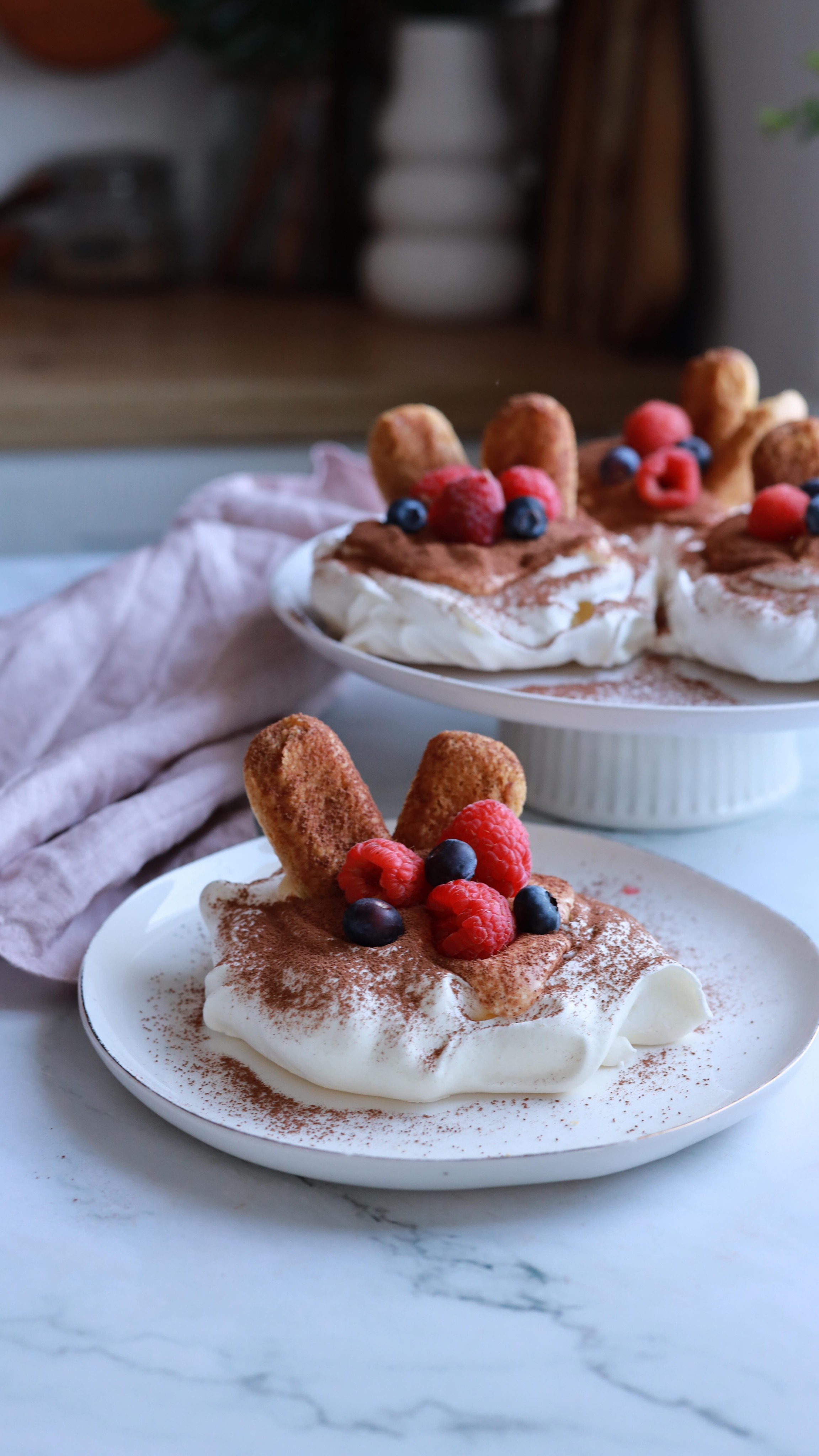 🍰 Atunci când nu poți să alegi între Pavlova și Tiramisu, fac Tiramisu Pavlova, probabil cel mai spectaculos desert inventat vreodată!
#100Tiramisu- Episodul 25🍳 Ingrediente
• 3 albușuri de ou
• 150 g zahăr
• Puțină sare🍮 Umplutură:
• 2 gălbenușuri de ou
• 250 g mascarpone
• 35 g zahăr pudră
• ½ linguriță extract de vanilie
• 4-6 pișcoturi
• 100 ml cafea espresso neîndulcită🥄 Bați albușurile de ou cu puțină sare și zahăr până obții o spumă fermă.🔥 Modelezi cuiburi de spumă pe hârtia de copt și le dai la cuptorul preîncălzit la 100 de grade Celsius fără ventilație pentru aproximativ o oră.🍶 Pentru umplutură am mizat gălbenușurile cu zahăr pudră și vanilie, apoi am adăugat mascarpone și am omogenizat totul.🍪 Când bezelele sau răcit, le-am umplut pe fiecare cu câte o jumătate de pișcot înmuiat în cafea și crema de tiramisù.🍫 Am ornat cu pișcoturi înmuiate în cafea, cacao și fructe de pădure.⚠️ Important: rețeta nu este baby friendly, iar cei care nu suportă gălbenușul de ou crud pot să îl excludă din rețetă sau să îl bată împreună cu zahărul pe baie de aburi.👉 Follow pentru mai multe rețete de tiramisù!#retetesimple #retetesanatoase #retete #reteterapide