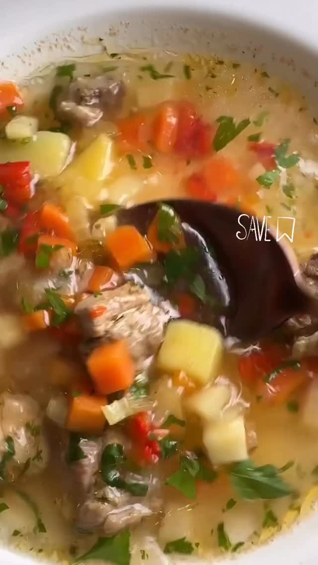 🍀 Am făcut cea mai gustoasă ciorbă de miel ! E simplu de preparat și iese perfectă de fiecare dată ! #✅Ingrediente
500 g carne de miel cu os
2 morcovi
1 ceapă
2 tije țelină apio
1/2 ardei
1 păstârnac
1 cartof
2,5 l apă sare
leuștean și pătrunjel
oțet după gust (sau borș)
sare✅Mod de preparare:
1️⃣Am tăiat toate legumele cubulețe, apoi am călit ceapa în puțin ulei cu puțină sare. Am adăugat apoi carnea și oasele și le-am gătit până când și-au schimbat culoarea.
2️⃣Am adăugat ardeiul, țelina, morcovul și păstârnacul. Am mai călit totul câteva minute, am adăugat apa și am lăsat ciorba să fiarbă la foc mic aproximativ 30 de minute.
4️⃣Am mai adăugat și cartofii, iar după încă 20 de minute, la final, am adăugat pătrunjel și leuștean . Am acrit ciorba cu oțet după gust.Ce gătesc de Paște -ep.10Poftă bună!#retetesimple #retetesanatoase #retete #reteteromanesti retetedepaste