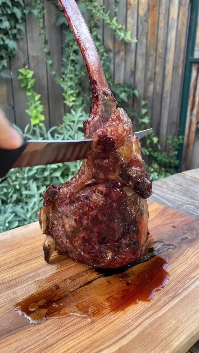 👉Gătesc 30 de zile afară- ziua 12👉Una din cele mai bune metode de a găti la grătar un tomahawk maturat de aproximativ 1 kg. Nu este complicat deloc, aveți nevoie doar de un termometru pentru carne.Iată cum am făcut:
1️⃣ Carnea a stat jumătate de oră afară din frigider ca să nu fie foarte rece. Am tamponat-o cu un șervet ca să fie uscată.
2️⃣Prima dată o așez deasupra cărbunilor încinși. Vreau să obțin o crustă frumoasă care să sigileze toate sucurile delicioase în interior. Cam 10-15 secunde pe fiecare parte. Această tehnică se numește searing.3️⃣Apoi mut carnea în cealalată parte a grătarului unde nu am cărbuni, atașez termomentrul si închid capacul grătarului. Aștept să atingă 50 de grade în interior, și o iau imediat de pe grătar.4️⃣O acopăr și o las să se odihnească. Temperatura în interior va contina să crească până aproape de 60 de grade pentru medium rare. Sare adaug la final!5️⃣ Am mancat-o cu cartofi wedges și un sos rapid făcut din ulei de măsline, lămâie, puțină sare și pătrunjel tocat mărunt!#tomahawk #bbq #retetesanatoase #retete