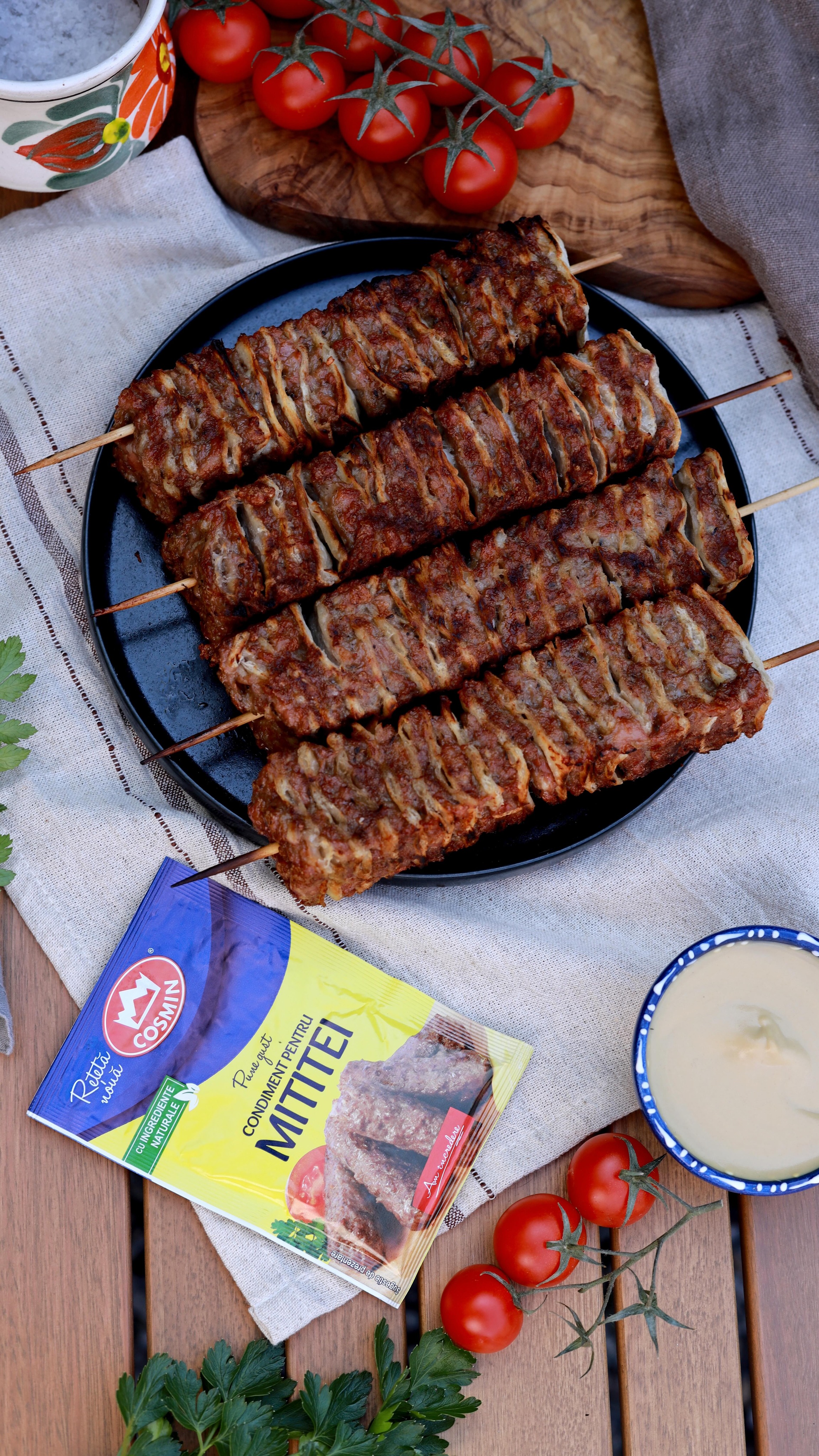 👉Pun pariu că nu ai încercat încă rețeta virală de mici pe frigărui, cu multe straturi de carne suculentă și lipie delicioasă! (Ad)🔥Gătesc 30 de zile afară -ziua 13🔥Ingrediente:
400 g carne tocată de porc
400 g carne tocată de vită
4–10 lipii (4–5 lipii pentru un set de frigărui)
Uite cât de ușor se face:
1.	Amesteci carnea de porc cu cea de vită, presari deasupra un plic de condiment pentru mici de la Cosmin. Conține doar ingrediente naturale: sare, usturoi, ceapă, cimbru, piper, coriandru și chimion.
2.	Adaugi bicarbonat de sodiu alimentar și puțină supă sau apă. O frămânți bine și o lași la frigider câteva ore.
3.	Ai nevoie de 4–5 lipii pe care le tai în formă pătrată. Întinzi carne de mici pe prima lipie, apoi o suprapui pe cea de-a doua, din nou carne și lipie, și continui până formezi straturi. Ultimul strat trebuie să fie din carne.  La final, împarți totul în 4 bucăți egale pe care le unești.
4.	Introduci bețele de frigărui, apoi le modelezi și le tai în mod egal. Ies 4 frigărui, dar din cantitatea de carne poți să faci mai multe sau să faci și mici obișnuiți.
5.	Le pui pe grătar, deasupra cărbunilor, și le întorci pe toate părțile până se rumenesc frumos. Sunt super bune cu muștar!
👉 Follow pentru mai multe idei delicioase!