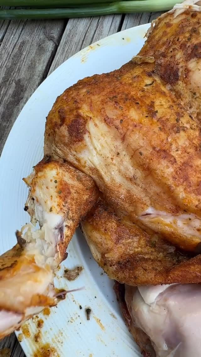 👉Știai că poți să faci  un pui întreg la grătar?🔥Gătesc 30 de zile afară, ziua 18Ingrediente:1 pui întreg (aprox 1,5 kg)
sare,
piper
condimenteMod de preparare:1.  Am tăiat puiul în două pe partea cu coastele, apoi am îndepărtat șira spinării. Am crăpat osul pieptului, în așa fel încât să îl aplatizez cât mai mult și am îndepărtat vârfurile aripilor.
2. Am condimentat puiul și l-am pus pe grătarul încins, dar nu chiar deasupra jarului. Pentru gătire indirectă, jarul se adună într-o parte a grătarului, iar puiul se pune în cealaltă parte. Am închis capacul.
3. A stat acolo aproximativ o oră, timp în care l-am întors pe toate părțile. E gata când puiul e rumenit, iar carnea e moale până la os!👀 Follow pentru mai multe rețete simple și delicioase!