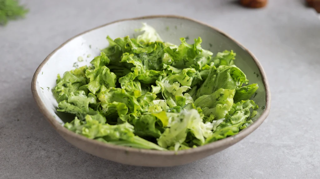 salată de salată cu dressing de usturoi în castron