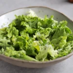 salată de salată cu dressing de usturoi în castron