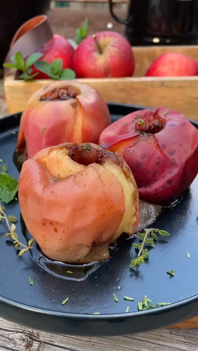 👉Știai că poți să faci mere coapte în jar?
Gătesc 30 de zile afară - Ziua 14Ingrediente:
4 mere
4 lingurițe de zahăr brun
1 linguriță scorțișoară
20 g untScoți cotorul merelor și le așezi în forma de fontă. Le umpli cu zahăr brun, adaugi scorțișoară și puțin unt.
În loc de formă, poți folosi o oală de fontă cu capac, sau folie de aluminiu.
Pui forma în jar și după aproximativ 15 minute, ai cele mai bune mere coapte cu scorțișoară care merg perfect cu înghețată de vanilie.
Urmărește-mă să nu pierzi nicio rețetă!