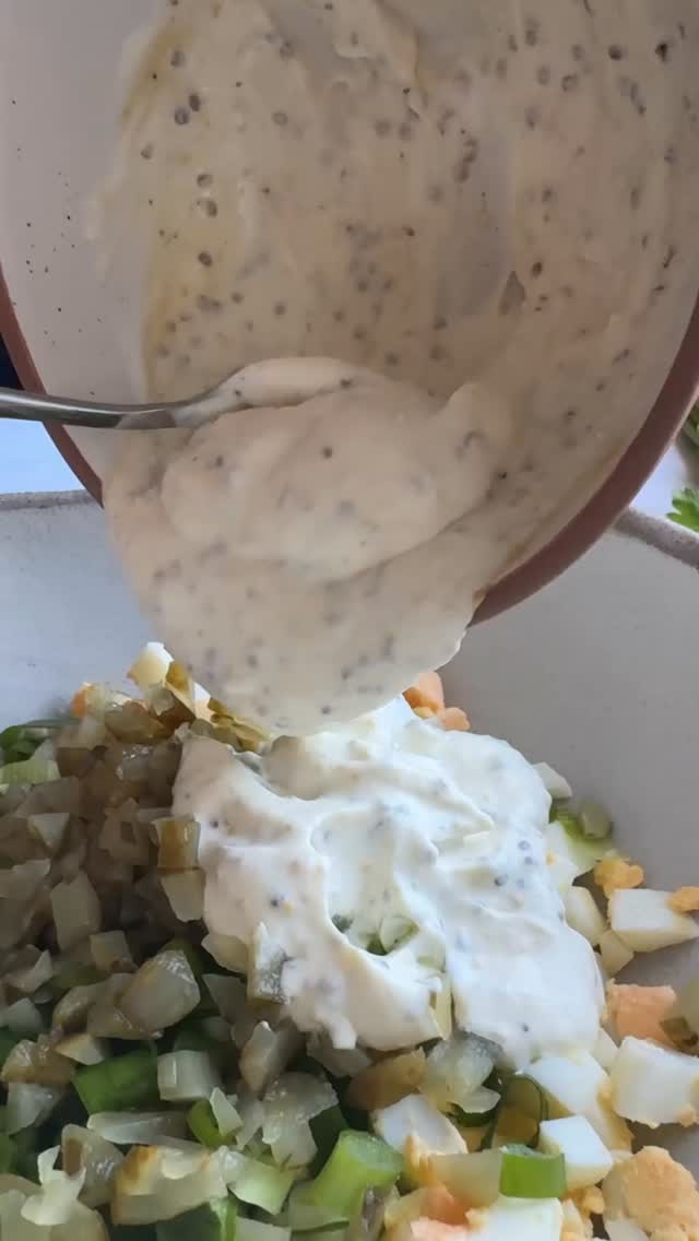 👉Salată de ouă cu sardine și iaurt (bogată în proteine & Omega-3)Dacă vrei proteine și omega 3 în aceeași farfurie, trebuie să încerci salata asta de ouă cu sardine și iaurt. E gata în 10 minute
101 rețete cu ouă – episodul 12
Urmărește-mă să nu pierzi nicio rețetăIngrediente:
🥚 3 ouă fierte
🐟 1 conservă sardine (în ulei sau apă)
🥄 2–3 linguri iaurt grecesc
🟡 1 linguriță muștar boabe
🟡 1 linguriță muștar clasic
🧅 1 fir ceapă verde
🥒 1 castravete murat
🍋 zeamă de lămâie (după gust)
🧂 sare și piper (după gust)Mod de preparare:
Amesteci iaurtul cu o linguriță de muștar boabe și o linguriță de muștar obișnuit, sare și piper.
Pui într-un bol sardinele dintr-o conservă și le mărunțești puțin.
Adaugi ouăle fierte tăiate cubulețe, ceapa verde, castravetele murat și zeamă de lămâie.
Amesteci totul cu sosul de iaurt pregătit mai devreme și gata.
Absolut delicios!Valori nutriționale aproximative (1 porție din 2):
🔥 ~280 kcal
💪 ~22 g proteine
🥑 ~17 g grăsimi
🍞 ~7 g carbohidrațiDe ce e bună:
👉 proteină multă din ouă și sardine
👉 Omega 3 pentru sănătate
👉 rapidă, sățioasă și foarte gustoasă 😌