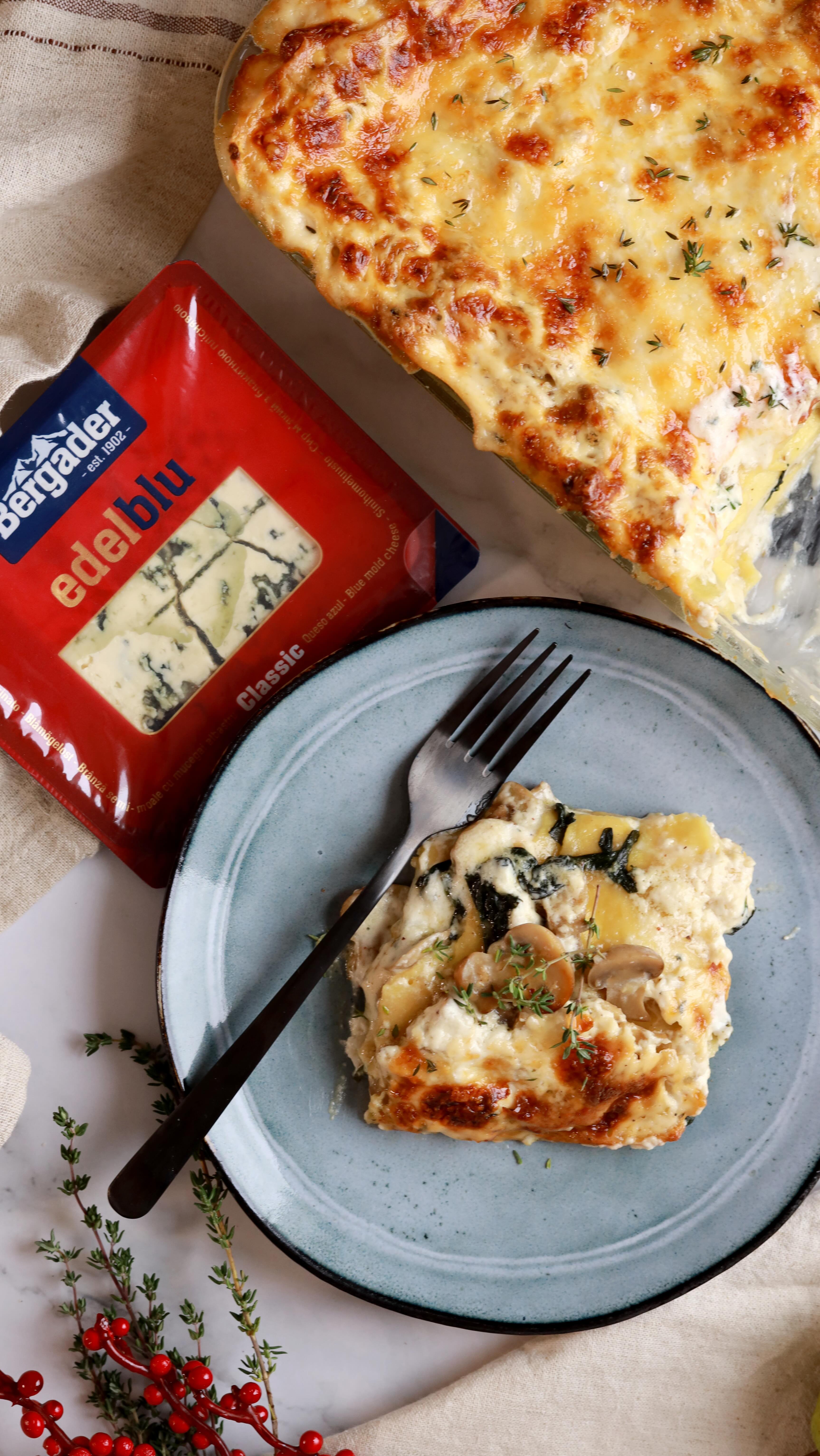 ⭐️Aceasta nu e o lasagna obișnuită. E o lasagna din aia bună, cu ciuperci, spanac și sos de brânză, genul de mâncare care adună pe toată lumea la masă. Și partea cea mai bună? Se face super ușor. (Ad)Ingrediente
•	12 foi de de lasagna
•	1 ceapă mare
•	800 g ciuperci (champignon sau mix)
•	100 g spanac proaspăt, din belșug
•	100 g mozzarella rasă (opțional)
•	Unt, pentru uns tava
•	2-3 căței de usturoi
•	Sare, piperPentru sosul de brânză
•	500 ml smântână pentru gătit
•	150 g brânză Edel Blue @bergader_romania
•	Sare, piper
•	Un praf de nucșoară
•	1 crenguță de cimbru
Mod de preparare
1.	Călești ceapa tocată mărunt într-o tigaie, cu puțin ulei, până se înmoaie. Adaugi ciupercile feliate, sare și piper, și le lași pe foc până scad și se rumenesc ușor. La final, adaugi spanacul din belșug și amesteci până se înmoaie și el.Poți să pui și 2-3 căței de usturoi dacă îți plac!
2.	Între timp, pregătești sosul de brânză. Pui pe foc smântâna pentru gătit, adaugi brânza Edel Blue de la Bergader, sare, piper, nucșoară și crenguța de cimbru. Fierbi câteva minute, doar cât să se topească brânza și sosul să devină cremos.
3.	Ungi o tavă cu unt. Așezi straturi succesive de foi de lasagna, amestec de ciuperci și spanac, sos de brânză și mozzarella rasă. Continui până termini ingredientele.
4.	Dai tava la cuptor, la 160°C, timp de aproximativ 40 de minute, până când foile devin al dente (le poți verifica cu o furculiță) și lasagna devine aurie deasupra.
Rezultatul e una dintre cele mai bune lasagna pe care le-ai mâncat vreodată: cremoasă, aromată și perfectă pentru zilele în care vrei ceva cald și reconfortant.
Follow pentru mai multe idei delicioase!
#retete #retetesanatoase #retetesimple #bucatarmaniac cheese