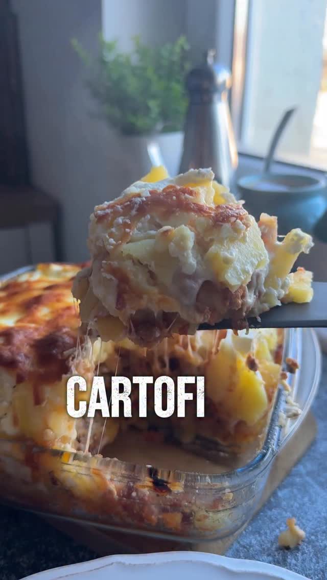 🟢Salvează rețeta cartofi bolognese la cuptor, Sunt super delicioși și perfecți pentru orice masă în familie.
Se păstrează bine câteva zile la frigider sau 3-4 săptămâni la congelator.Ingrediente:pentru ragu
✅500 g carne tocată
✅1 ceapă mare
✅1 morcov
✅jumătate de țelină mică
✅sare, piper
✅2 linguri ulei de măsline
✅400 g roșii decojite (conservă)
✅o lingură pastă de ardeipentru cartofi
✅1 kg cartofi albi fierți
✅mozzarella sau cașcaval
✅200 g smîntână
✅sare, piper
✅20 g untMod de preparare:1️⃣ Prima dată am pregătit sosul bolognese. De obicei fac mai mult, ca să mâncăm și cu spaghete. Am călit ceapa, morcovul și țelina în puțin ulei de măsline, cu puțin sare. Apoi am adăugat carnea , pastă de ardei și roșii decojite din conservă. Le-am fiert la foc mic, sub capac, aproximativ 40 de minute.2️⃣Cartofii fierți i-am tăiat felii subțiri și i-am așezat într-un vas uns cu unt, în starturi, pe care le-am condimenat cu sare și piper:
Un straa de cartofi, unul de sos, mozzarella rasă, apoi din nou cartofi, sos si mozzarella!Am terminat cu un start de cartofi, smântână, câteva cubulețe de unt și din nou mozzarella.3️⃣Am dat cartofii la cuptor la 180° până când s-au rumenit deasupra (aproximativ 30 minute, căldură sus și jos)Poftă bună!#bolognese #potato #potatoes #oven #easymeals #healthyfood #reteteculinare #retetesanatoase #retetesimple #bucatarmaniac #mealprep