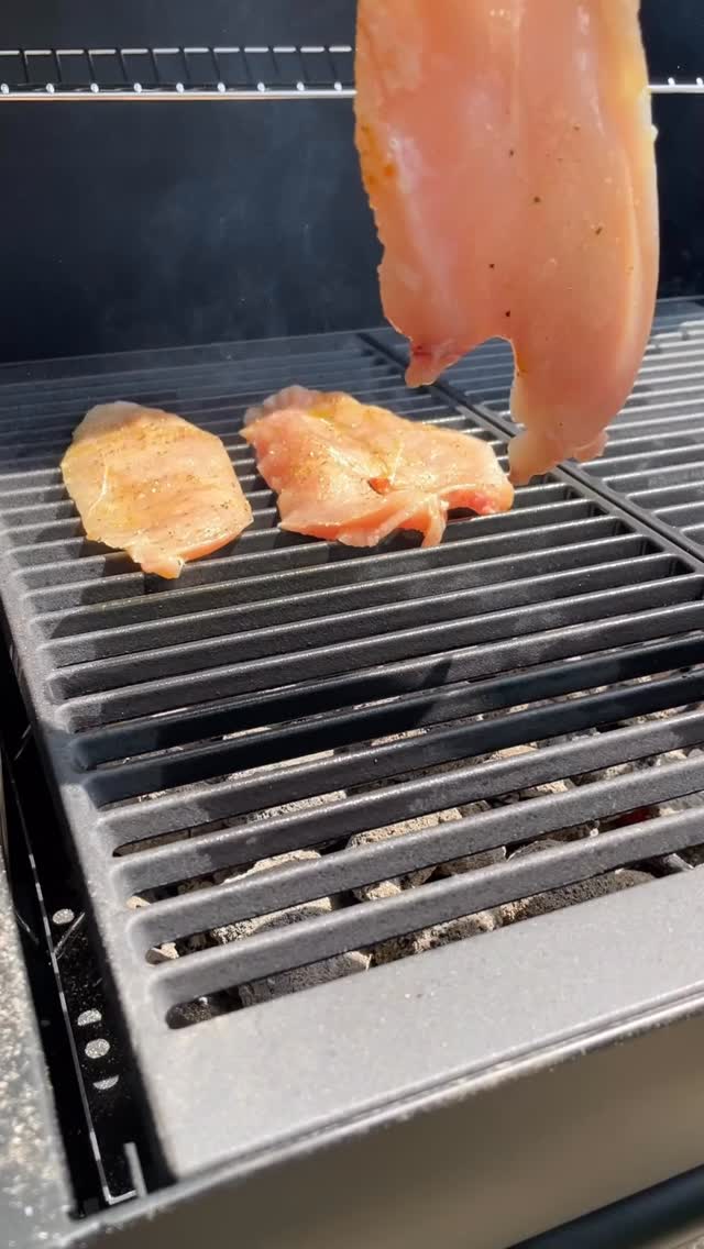 👉Salvează rețeta de piept de pui picant la grătar. Unele întrebări pe care le primesc de la voi în pm m-au determinat să postez și astfel de rețete super-simple, mai degrabă idei de rețete, pentru inspirație și de ce nu, pentru cei care sunt la început de drum în bucătărie.Gătesc 30 de zile afară
Ziua 9🤌Atunci când nu marinez carnea, de obicei prefer să o condimentez cât mai simplu, astfel încât să se potrivească cu orice sos, dressing sau garnitură. Niciodată nu condimentez la fel, pentru că mereu am idei noi și, așa cum îmi spunea un prieten, viața e prea scurtă să mănânci mereu aceleași feluri de mîncare.🍎Ingrediente:✅ piept de pui
✅ sare
✅ piper cu lămâie (Fuchs)
✅ sos Tabasco
✅ ulei de măsline extravirgin🍎Mod de preparare:1️⃣ Am tăiat pieptul de pui felii, apoi l-am condimentat așa cum vedeți în video de mai sus. Practic, cu sare și piper cu lămâie, sos Tabasco și ulei de măsline pe ambele părți. Dacă vi se pare prea picant, puteți renunța la sosul Tabasco.
🤌 Legat de uleiul de măsline extravirgin, nu cred că pot să repet îndeajuns... nu devine toxic atunci când gătești cu el. Dovadă stă faptul că nu am murit încă, iar  populația mediteraneană încă trăiește printre noi.2️⃣ Am pus pieptul de pui pe grătar și l-am gătit aproximativ 2 minute pe fiecare partedeasupra jarului (în funcție de grosimea feliei).🤌Cărbunii sunt perfecți pentru gătit atunci când nu mai ard cu flacă și sunt acoperiți de un strat gri de cenușă.Enjoy!#pieptdepui #gratar #bbq #grill #grillporn retete retetesanatoase reteteculinare retetesimple reteterapide