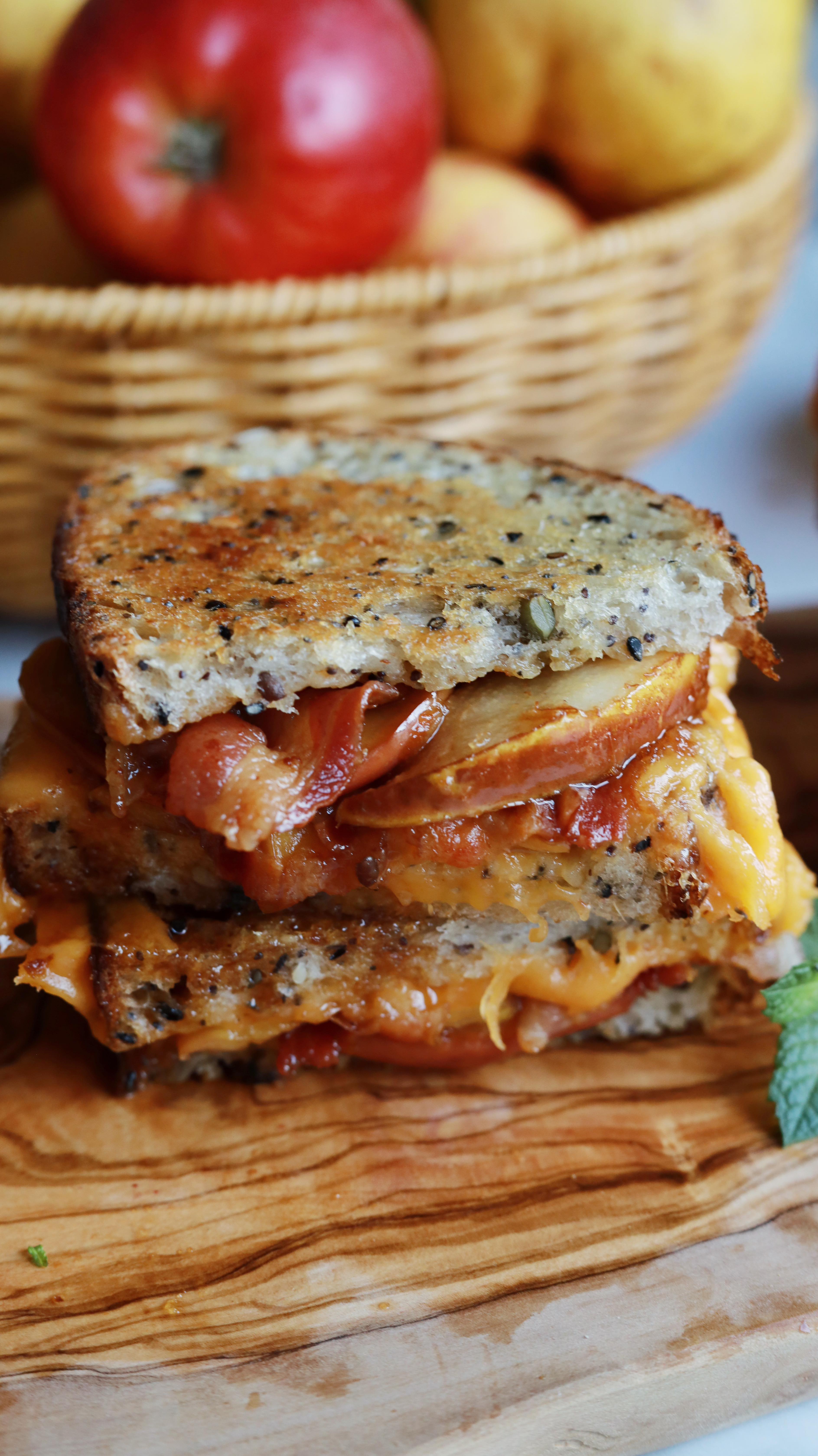 🥪 Am testat 3 sendvișuri cu fructe și brânză și nu mă pot hotărî care e cel mai bun!🍇 Sendviș cu Afine și cașcaval DeSenviș
• 2 felii de pâine cu maia
• 2–3 linguri afine fierte cu gem de merișoare și oțet balsamic (100 g afine, 1 lingură gem merișoare, 1/2 linguriță oțet balsamic)
• 3 felii cașcaval DeSenviș
• Unt pentru rumenit🍏 Sendviș cu Mere caramelizate, cheddar DeSenviș și bacon crocant
• 2 felii de pâine cu maia
• 2–3 felii cheddar DeSenviș
• 6–7 felii de mere caramelizate cu unt și zahăr brun (1/2 măr, 1 lingură zahăr brun, 20 g unt)
• 3 felii bacon crocant
• Unt pentru rumenit🍐 Sendviș cu Pere caramelizate, ceapă și mozzarella
• 2 felii de pâine
• 2 felii mozzarella DeSenviș
• Ceapă caramelizată (2 cepe mari, 1 lingură ulei, puțină sare, 1 lingură zahăr)
• 6–7 felii de pere caramelizate (1/2 pară, 1 lingură zahăr brun, 20 g unt)
• Unt pentru rumenit🔥 Mod de preparare
1️⃣ Pentru început am caramelizat ceapa, cu puțin zahăr, apoi am caramelizat felii de mere cu unt și zahăr brun. În caramelul rămas, am tăvălit câteva felii de pere.
2️⃣ Am trecut la afine, pe care le-am fiert 2 minute cu o lingură de gem de merișoare și oțet balsamic.
3️⃣ Pentru primul sendviș am pus afinele pe pâine, apoi am adăugat felii de cașcaval DeSenviș și l-am lăsat să se rumenească în sandwich maker — miroase incredibil!
4️⃣ Pentru al doilea sendviș am pus pe pâine felii de cheddar DeSenviș, mere caramelizate și bacon crocant. Rezultatul a fost peste așteptări!
5️⃣ Iar pentru al treilea sendviș am pus pe pâine ceapă caramelizată, mozzarella DeSenviș și feliile de pere. Totul rumenit cu unt! 😋👉 Follow pentru mai multe idei delicioase!#retetesimple #retetesanatoase #retete #reteterapide #bucatarmaniac #reteteusoare #cheese
