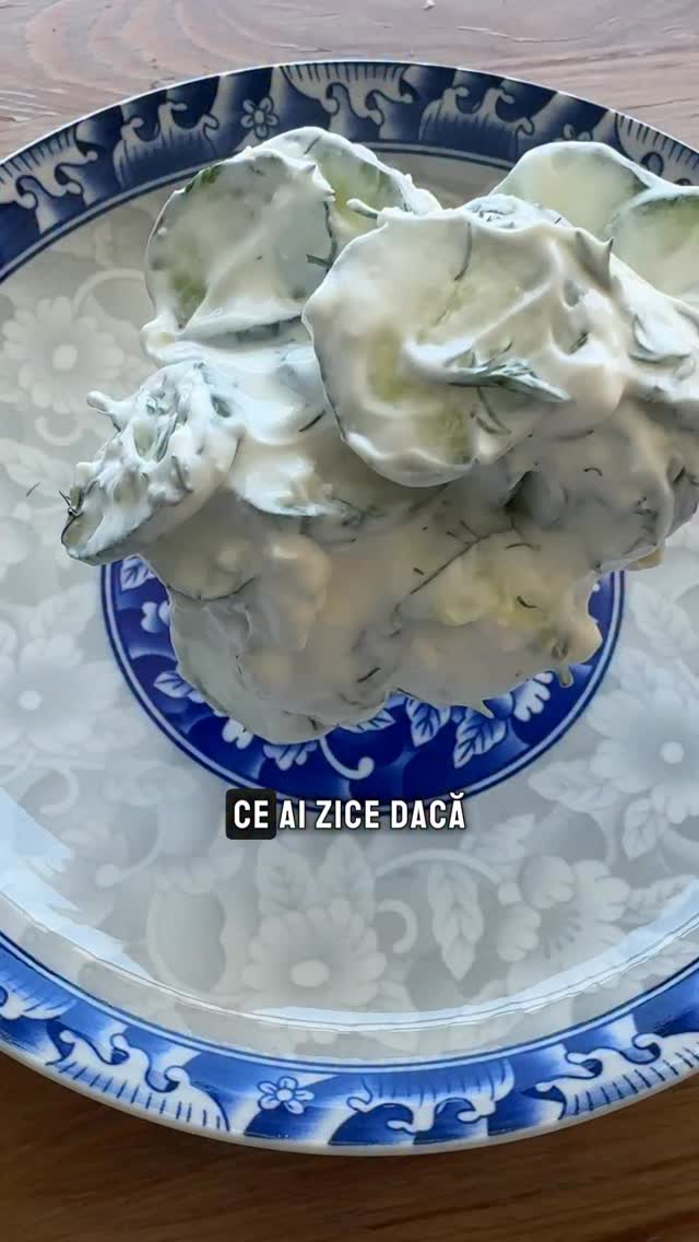 🔎 Salată de castraveți cu iaurt grecesc și feta – rețetă rapidă, mai bună decât Tzatziki! Perfectă pentru zilele calde, această salată cremoasă, aromată cu mărar și usturoi, se face în doar 5 minute și merge de minune lângă orice preparat.🥒 Ce ai zice dacă ți-aș spune că există o variantă și mai cremoasă, mai aromată și super rapidă?🥒 Ingrediente:
🥒 1 castravete Fabio mic (sau 2-3 cornișon)
🥒 200g iaurt grecesc cremos
🥒 Mărar tocat mărunt
🥒 1-2 căței de usturoi după gust
🥒 Ulei de măsline după gust
🥒 50 g feta sau telemea
🥒 Sare, piper dacă este nevoie✨ Mod de preparare:
✨ Taie castravetele rondele sau cubulețe, adaugă usturoi zdrobit, feta mărunțită, mărar și iaurt grecesc.
✨ Amestecă bine și stropește cu ulei de măsline. Gustă și mai adaugă sare și piper doar dacă e nevoie, deoarece brânza este deja sărată!👉 Follow pentru mai multe idei delicioase!#retetesimple #retetesanatoase #retete #reteterapide #bucatarmaniac