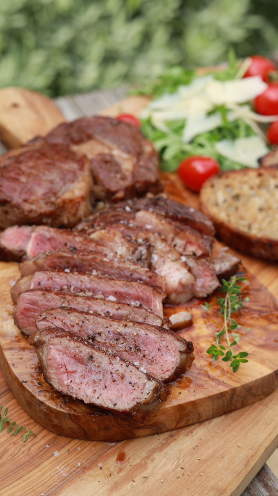 🔥Durează maxim 10 minute pregătești o masă excelentă!
🔥Gătesc 30 de zile afară - Ziua 16
Urmărește-mă să nu pierzi nicio rețetă!Ingrediente:
1 bucată ribeye (250–300 g)
10g unt
sare, după gust
piper, după gust
2 felii de pâine (pentru prăjit)
Mod de preparare:
Încingi bine tigaia, adaugi puțin unt și o bucată de ribeye pe care o prăjești maxim 2-3 minute pe fiecare parte (în funcție de grosime)
Între timp, pui pâinea la prăjit până devine crocantă.
Scoți carnea din tigaie, o lași 2-3 minute să se odihnească, apoi o asezonezi cu sare și piper.
O mănânci cu pâine prăjită!