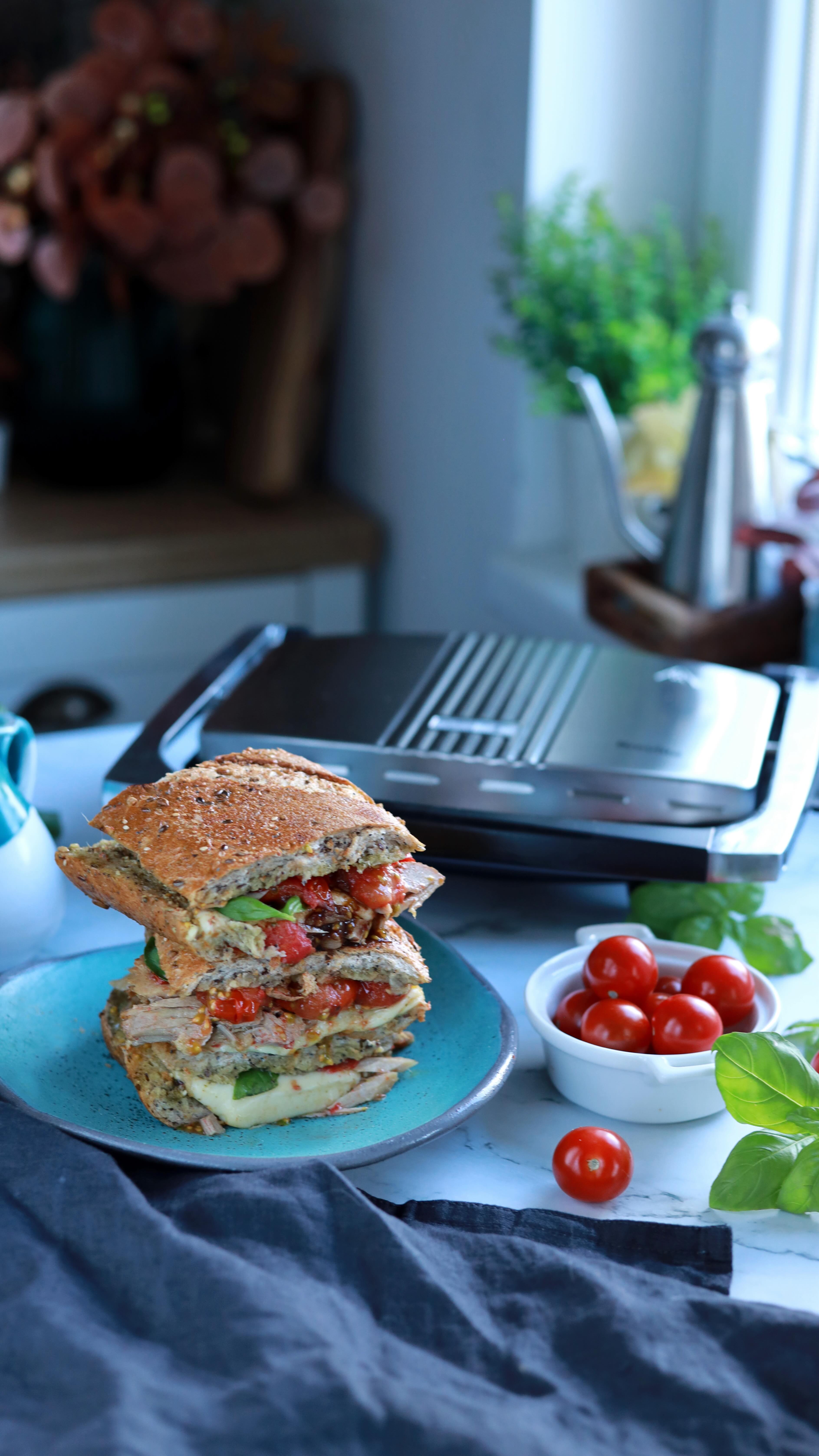 🥪 E Black Friday la @brevilleromania cu cele mai mari reduceri din an! Link în profil!🍖 A rămas friptură de ieri? Perfect. Dacă ai și un Panini Maker ca al meu, ai prânzul gata în doar câteva minute!Ingrediente:• 1 baghetă sau o franzelă mică
• 2 linguri pesto de busuioc
• 150 g roșii cherry
• 150 g mozzarella
• 4–5 felii de friptură rece
• 1 lingură ulei de măsline
• 2 lingurițe cremă de oțet balsamic
• Sare
• Frunze de busuioc proaspătMod de preparare:🔥 1. Pui într-o tigaie roșiile cherry cu puțin ulei de măsline, cremă de oțet balsamic, sare și frunze de busuioc. Le lași doar 3 minute și sunt gata.🥖 2. Tai bagheta pe jumătate și o ungi bine cu pesto. Adaugi mozzarella și feliile de friptură rece. Deasupra pui roșiile din tigaie, cu tot cu sos, și încă puțin busuioc.💛 3. Pui totul în Panini Maker pentru câteva minute. Modelul acesta de la Breville e excelent, pentru că încap în el sandvișuri groase și poți să faci în el și omlete, pancakes, frigănele sau orice ai chef.🧽 Se curăță super ușor. Chiar nu ai nevoie de altceva!✨ Follow pentru mai multe idei delicioase!#retetesimple #retetesanatoase #retete #reteterapide #bucatarmaniac #breakfast