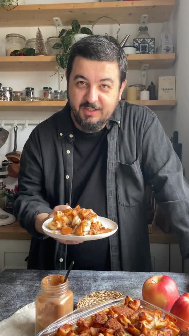 ⭐️Salvează rețeta de budincă de cozonac cu mere caramelizate! Am făcut babka și am și primit cozonaci de la ai noștri. Am mai dăruit, dar tot au rămas suficienți cât să nu-i putem mânca. Pentru că nu mâncăm mai mult decât de obicei.
Așa că azi am făcut budinca de cozonac cu mere caramelizate. Un deliciu!🎄Ingrediente:
6-7 felii de cozonac
3 ouă
500 ml lapte
2 linguri de zahăr
10 g unt pentru uns tava
Pentru mere:
3 mere mari
2 linguri de zahăr
20 g unt (se poate înlocui cu ulei obișnuit)
1 linguriță scorțișoară🎄Mod de preparare:
1️⃣Am tăiat cozonacul cuburi mari, si l-am pus într-o tavă unsă cu unt.
2️⃣Într-o tigaie, am rumenit în unt 3 mere tăiate cubulețe. Am adăugat 2 linguri de zahăr și o linguriță de scorțișoară.
3️⃣Am mixat ouăle cu 2 linguri de zahăr și laptele. Am turnat compoziția peste cozonac, în așa fel încât să ajungă peste tot. Deasupra am pus merele caramelizate.
4️⃣Am at totul la cuptor la 180°C pentru 20 de minute.
5️⃣Se servește caldă sau rece de la frigider. Merge bine cu înghețată de vanilie!
Enjoy!
#stopfoodwaste #breadpudding #retetesimple #retetesanatoase #retete