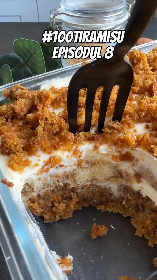 🟢Tiramisu Carrot cake este episodul 8 din seria #100tiramisu
Nu mi-am imaginat că gustul carrot cake-ului se poate potrivi atât de bine cu gustul cafelei. E absolut incredibilă combinația.
✅Ingrediente:
Pentru Carrot Cake
125 g morcov ras
150 ml ulei
2 ouă
100g zahăr brun
100g zahăr alb
140 g făină
1 liguriță scorțișoară
¼ linguriță ghimbir
1 linguriță praf de copt
50 g nuci✅Pentru crema tiramisu
250 g mascarpone
35 g zahăr pudră
½ linguriță extract de vanilie6-8 pișcoturi
200 ml cafea espresso neîndulcită1️⃣Am mixat toate ingredientele pentru carot cake și am turnat compoziția într-o tavăd e chec pe hârtie de copt. L-am dat la cuptor la 180°C cu ventilație pentru aproximativ 40 de minute sau până când se rumenește și trece testul scobitorii. L-am lăsat apoi la răcit. Avem nevoie de doar 3 felii. Restul de carrot cake se pote mânca așa cum e, sau se pot face carrot cake bites. Tocmai am postat rețeta lor pe profilul meu.
2️⃣Am mixat gălbenușurile cu zahărul pudră și vanilia.
3️⃣Am așezat în caserola feliile de carrot cake pe care le-am însiropat generos cu cafea rece, apoi un strat de crema de mascarpone, un strat de pișcoturi înmuiate in cafea și apoi restul de crema de mascarpone.
4️⃣Am decorat cu carrot cake mărunțit.
Folow pentru mai multe retete de tiramisu!#100tiramisu #carrotcake #delicious #tiramisu #italian #italianfood #easyrecipe #recipe #retetesimple #100retete