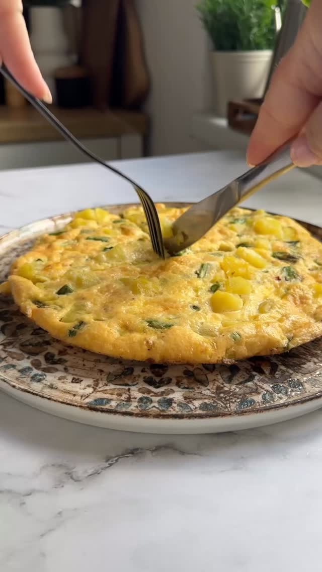 👉Folosește unul dintre cele mai sănătoase ingrediente de primăvară pentru o frittata plină de proteine și fibre, care te ține sătul ore bune!
101 rețete cu ouă - Episodul 8
👉 Urmărește-mă să nu pierzi nicio rețetă!
Ingrediente:
10-15 tulpini sparanghel
2-3 fire ceapă verde
1-2 linguri parmezan ras
4 ouă
1 linguriță ulei de măslineSpeli sparanghelul și rupi partea lemnoasă, apoi îl tai bucăți mici.
Bați bine ouăle cu sare, piper și o mână de parmezan ras.
Călești ceapa verde în puțin ulei de măsline, apoi adaugi sparanghelul și un praf de sare.
Dacă ai, adaugă și un cartof fiert tăiat cuburi.
Torni ouăle bătute peste legume și dai la cuptor.
După aproximativ 10 minute ai o masă sănătoasă, sățioasă și foarte gustoasă👉 Aproximativ 35g proteine pe toată frittata + puțini carbohidrați pentru energie și multe fibre = super sățioasăDacă o împarți în 2 porții:
➡️ ~235 kcal / porție
➡️ ~18g proteine / porție✅ TOTAL rețetă:
Calorii: ~470 kcal
Proteine: ~36 g
Grăsimi: ~30 g
Carbohidrați: ~15 g
Fibre: ~5 g#retetesimple #retetesanatoase #retete #reteterapide #bucatarmaniac