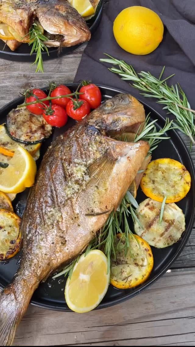 👉Gătesc 30 de zile afară - ziua 5
👉Hai să pregătim cel mai bun pește la grătar cu sos gustos de lămâie și usturoi! E foarte simplu de făcut și e absolut delicios!🐟Ingrediente:✅ 2 bucăți doradă (sau orice pește vă place)
✅ 2 lămâi
✅ crenguțe de rozmarin
✅ ulei de măsline
✅ 1-2 dovlecei
✅ roșii cherry
✅ sare🐟pentru sos:
✅ 30-40 ml ulei de măsline
✅ sucul de la o lămâie
✅ sare, oregano uscat
✅ 2-3 căței de usturoi🐟Mod de preparare:1️⃣ Am umplut peștele cu felii de lămâie și rozmarin, l-am sărat și l-am stropit cu ulei de masline.
2️⃣ L-am așezat pe grătar, într-o zonă fără flăcări sau jar dedesubt. L-am copt încet pe grătar câte 10 minute pe fiecare parte, cu capacul închis, alături de roșii cherry și felii de dovlecel.
3️⃣ Între timp am mixat ulei de măsline cu lămâie, oregano, usturoi și sare.
Am servit peștele imediat, cu sos și legume! A fost fraged și absolut delicios!