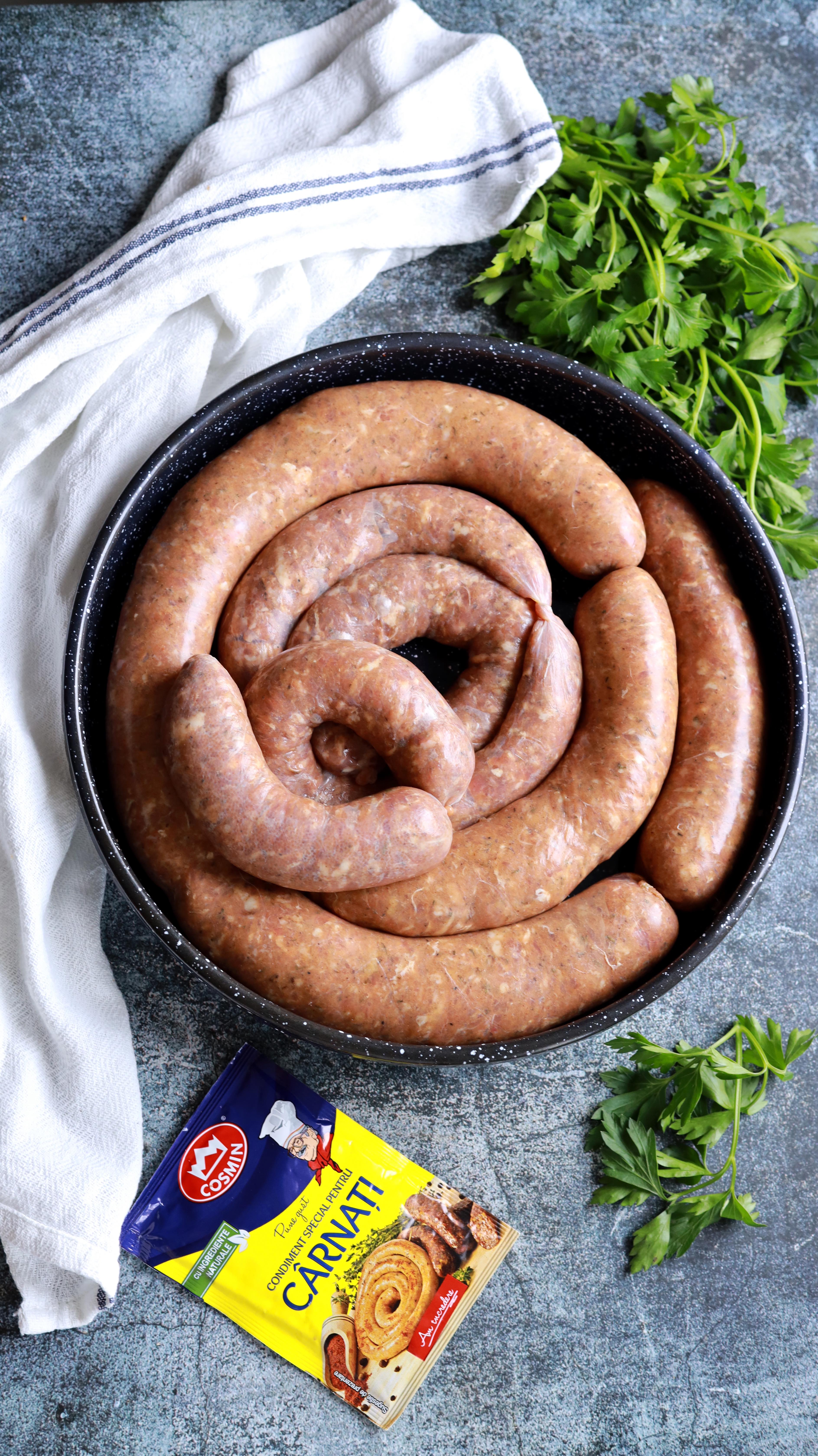 🌭 N-o să mai cumperi niciodată cârnați de la supermarket dacă încerci rețeta asta acasă! Nu credeam că se pot face atât de ușor!Ingrediente:
• 2 kg carne (20% grăsime)
• 12 căței de usturoi (sau după gust)
• 2 plicuri condiment special pentru cârnați @cosmin_condimente
• 2 lingurițe sare (sau după gust)
• 1 linguriță piper (sau după gust)
• Membrane naturale de porc👨🍳 Mod de preparare:Am dat carnea prin mașina de tocat, apoi am cântărit 2 kg. Am adăugat 12 căței mari de usturoi și 2 plicuri de condiment special pentru cârnați de la Cosmin. Conține doar ingrediente naturale, iar dacă vă plac cârnații aromați, e fix ce trebuie!
Am adăugat sare, apoi am frământat bine carnea. Mie îmi plac mai picanți, așa că adaug și piper negru măcinat, tot de la Cosmin.🥩 După ce am amestecat bine carnea, am rulat membrana pe dispozitivul pentru cârnați al mașinii de tocat carne și am umplut cârnații cu grijă, astfel încât să nu rămână aer. Dacă totuși vedeți ici-colo câte o bulă de aer, o puteți elimina cu ajutorul unui ac.🔥 Cârnații se pot usca și afuma, se pot congela sau se pot prăji imediat, așa cum am făcut eu.🛒 Găsiți toate condimentele pe www.punegust.ro
.
❤️ Follow pentru mai multe rețete delicioase!
