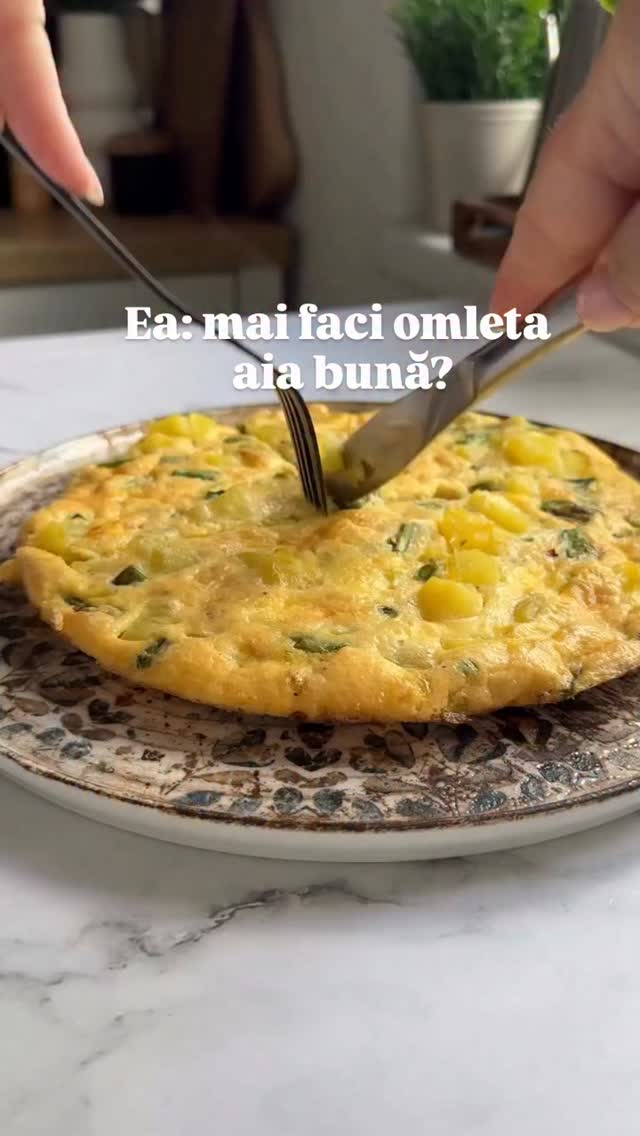 👉Folosește unul dintre cele mai sănătoase ingrediente de primăvară pentru o frittata plină de proteine și fibre, care te ține sătul ore bune!
101 rețete cu ouă - Episodul 8
👉 Urmărește-mă să nu pierzi nicio rețetă!
Ingrediente:
10-15 tulpini sparanghel
2-3 fire ceapă verde
1-2 linguri parmezan ras
4 ouă
1 linguriță ulei de măslineSpeli sparanghelul și rupi partea lemnoasă, apoi îl tai bucăți mici.
Bați bine ouăle cu sare, piper și o mână de parmezan ras.
Călești ceapa verde în puțin ulei de măsline, apoi adaugi sparanghelul și un praf de sare.
Dacă ai, adaugă și un cartof fiert tăiat cuburi.
Torni ouăle bătute peste legume și dai la cuptor.
După aproximativ 10 minute ai o masă sănătoasă, sățioasă și foarte gustoasă👉 Aproximativ 35g proteine pe toată frittata + puțini carbohidrați pentru energie și multe fibre = super sățioasăDacă o împarți în 2 porții:
➡️ ~235 kcal / porție
➡️ ~18g proteine / porție✅ TOTAL rețetă:
Calorii: ~470 kcal
Proteine: ~36 g
Grăsimi: ~30 g
Carbohidrați: ~15 g
Fibre: ~5 g#retetesimple #retetesanatoase #retete #reteterapide #buc