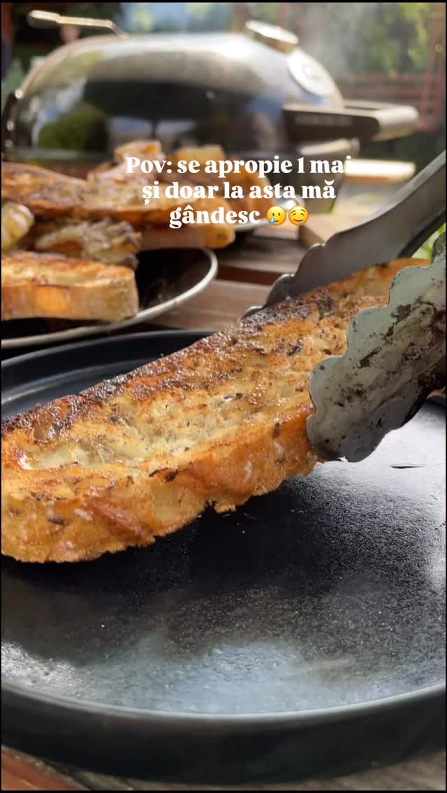 ➡️La noi se numește “Clisă friptă” dar probabil voi o știți de Slănina picurată. Pe la voi cu ce se mănâncă?🍎În altă ordine de idei, nu cred că e nevoie de or rețetă aici! Toată lumea știe probabil să facă clisă picurată, la grătar sau direct deasupra focului, înfiptă într-un băț. Mie îmi aduce aminte mereu de copilărie, de drumeții și excursii cu cortul!#clisa #slanina #grătar