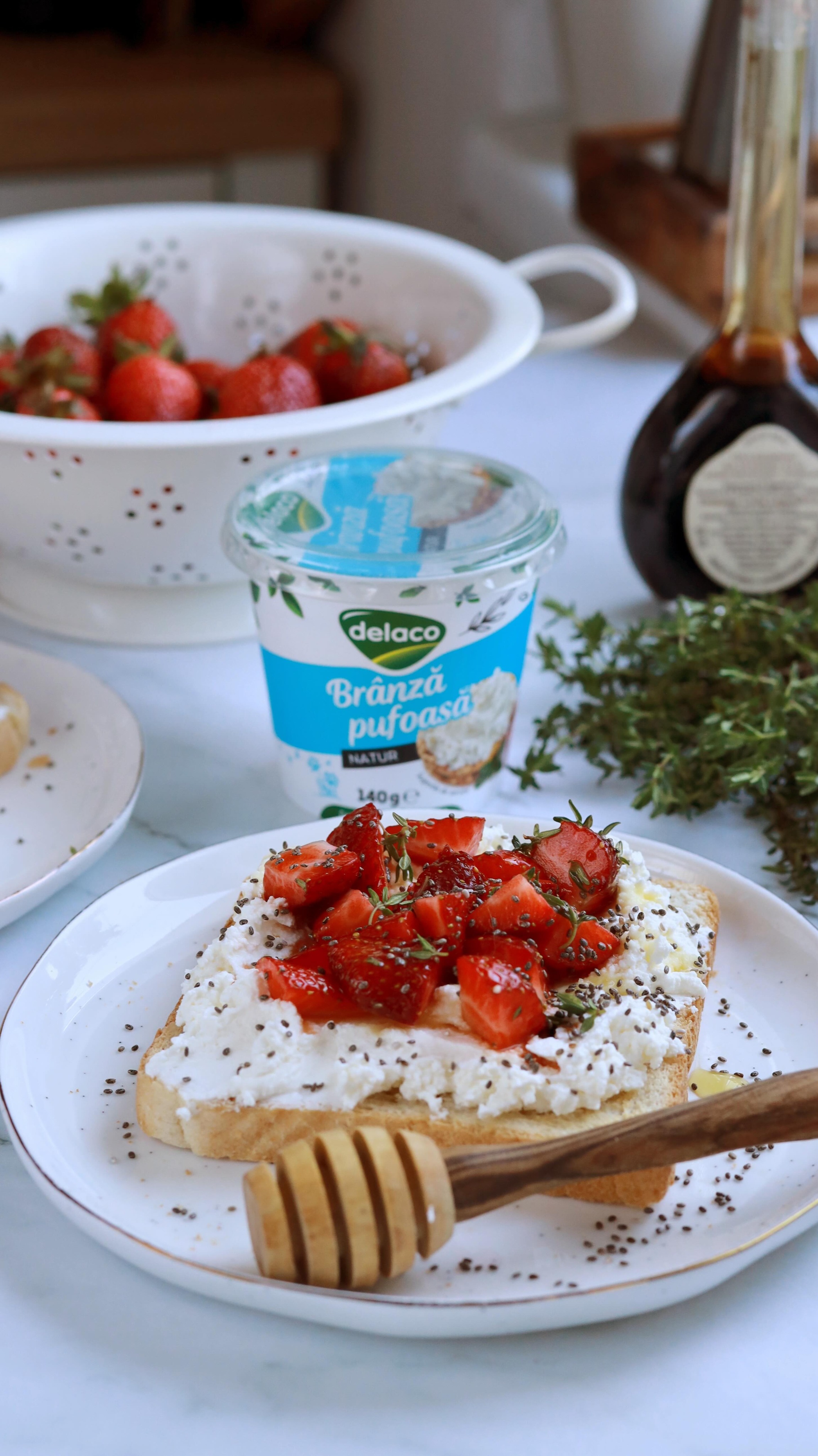 🍓Nu credeam că o să-mi placă atât de mult… dar sunt pur și simplu obsedat de combinația asta la micul dejun.🛒Nu pot să vă descriu cât e de bun, dar hai să vă mai spun ceva: am găsit deja în Carrefour cele 2 pachete speciale care conțin fiecare câte  un mix de 2 feluri de brânză Pufoasă și jucărie recreativă cadou, iar în perioada 27 aprilie – 10 mai,  vor fi disponibile și în Auchan și Mega Image!E gata în doar câteva minute.
Ingrediente:
2 felii pâine toast
1 cutie brânză pufoasă @delaco_romania
150 g căpșuni
1 lingură miere
1 linguriță oțet balsamic (sau după gust)
Cimbru proaspăt
1 linguriță semințe de chiaMod de preparare:1.	Pun pâinea la prăjit și tai căpșunile.
2.	Adaug miere le stropesc cu puțin oțet balsamic și presar niște cimbru proaspăt. Amestec ușor.
3.	Întind pe pâinea prăjită  brânză pufoasă natur de la Delaco – e cea mai potrivită pentru că e atât de ușoară, iar gustul se potrivește la fix. Deasupra pun căpșunile, încă puțină miere și semințe crocante de chia.Follow pentru mai multe idei delicioase!#retetesimple #retetesanatoase #retete #reteterapide