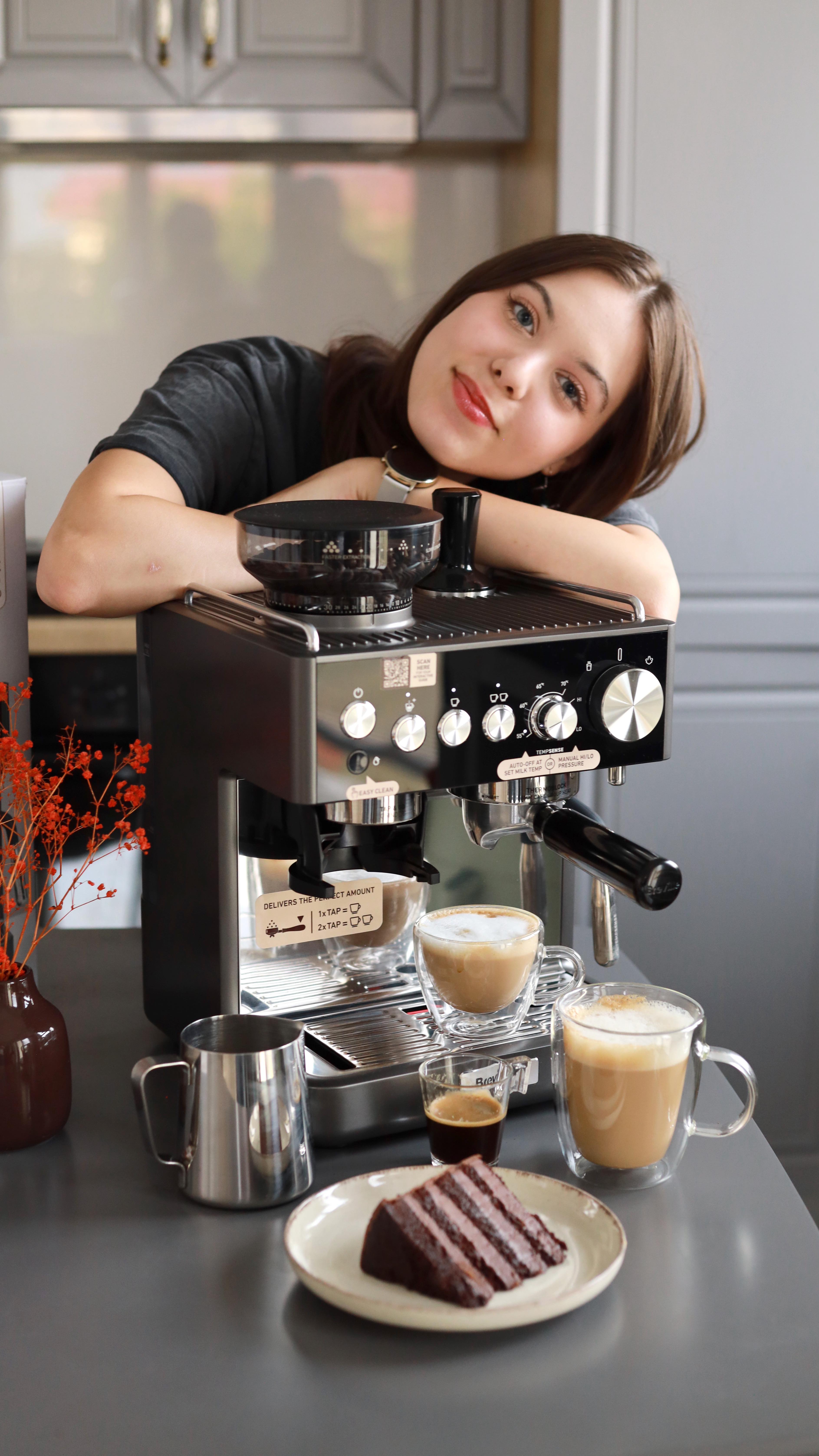 ☕️I-am făcut Mayei o surpriză! A apărut noul espressor manual Barista Sense @brevilleromania și imediat ce l-am văzut mi s-a părut perfect pentru bucătăria ei. E compact, elegant și are toate funcțiile de care ai putea avea nevoie. În plus, e foarte ușor de folosit chiar dacă nu ai multă experiență.
🎁Dacă vă grăbiți, prindeți oferta de acum, în care primiți cadou cafeaua de specialitate Signature Barista Roast, un amestec pentru espresso creat de Mambo excluiv pentru Breville!Are o râșniță cu 30 de trepte de măcinare și dozare automată pentru una sau două cafele. Are portafiltrul profesional de 58 mm (două filtre pentru 1 sau 2 cafele) și 3 setări pentru prepararea cafelei: one shot, double shot și manual.Dar cea mai faină funcție e cea de spumare a laptelui, cu 4 presetări automate pentru diferite tipuri de lapte (pentru lapte de vacă 65°, pentru lapte de cocos 70°, lapte de migdale 60° sau lapte de soia și ovăz 55°), plus două setări manuale: low și high.În plus, are și un robinet dedicat pentru apă fierbinte, special pentru ceaiuri sau pentru a prepara Americano.
E nevoie de o singură apăsare pentru a râșni cantitatea perfectă pentru un espresso. E simplu, pentru că setezi temperatura în funcție de tipul de lapte pe care îl preferi, iar spumarea se oprește automat când atinge temperatura dorită. Apoi, curățarea se face printr-o singură apăsare de buton.
Barista Sense Breville e cadoul perfect pentru @mayaborod la începutul anului universitar și va înlocui espressorul ei vechi, Breville Barista Max+, care vine înapoi cu mine acasă.#retetesimple #retetesanatoase #retete #cafea #coffee #coffeelover