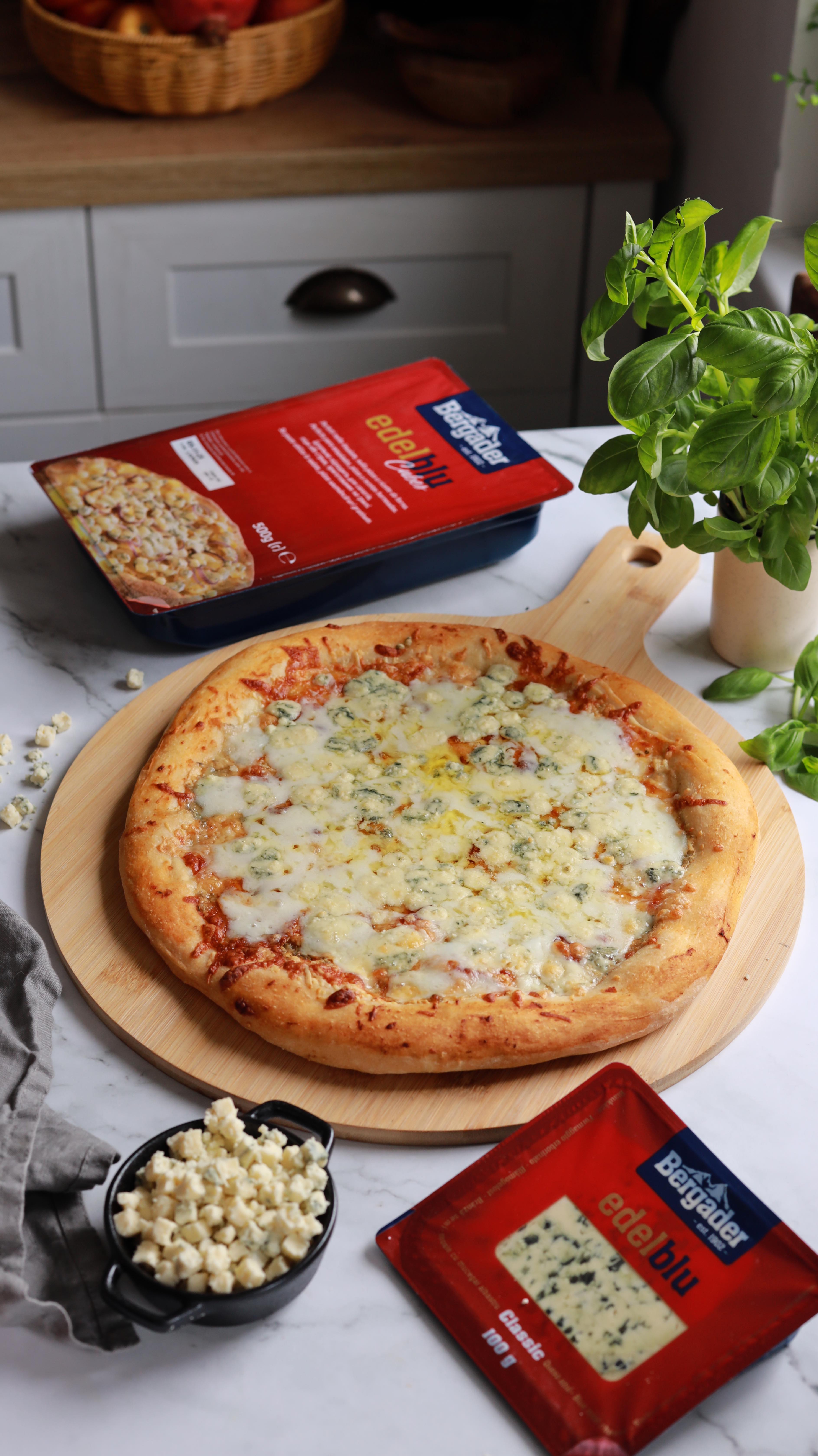 🍕N-o să mai comanzi niciodată pizza Quattro Formaggi dacă încerci rețeta asta acasă, cu brânzeturi de calitate!
E cremoasă, intensă și are gustul autentic italian!
Pentru aluat:
•	500 g făină
•	7 g drojdie
•	2 lingurițe sare
•	300 g apă călduță
•	2 linguri ulei de măsline
Pentru topping:
•	Puțin ulei de măsline
•	Edelblu Bergader
•	Mozzarella
•	Scamorza (sau altă brânză preferată)
•	Parmezan
Mod de preparare:
1.	Amesteci făina cu drojdia uscată, apoi adaugi apă călduță, ulei de măsline și sare. Frămânți sau mixezi aluatul și lași la dospit până își dublează volumul.
2.	Întinzi blatul de pizza și îl stropești cu ulei de măsline, apoi presari mozzarella rasă, scamorza, parmezan și preferata mea: Edelblu de la Bergader — cremoasă și cu gust intens!
3.	O dai la cuptor la 200°C cu ventilație, iar în 10 minute e gata!
Follow pentru mai multe idei delicioase!
#retetesimple #retetesanatoase #pizza #pizzaquattroformaggi