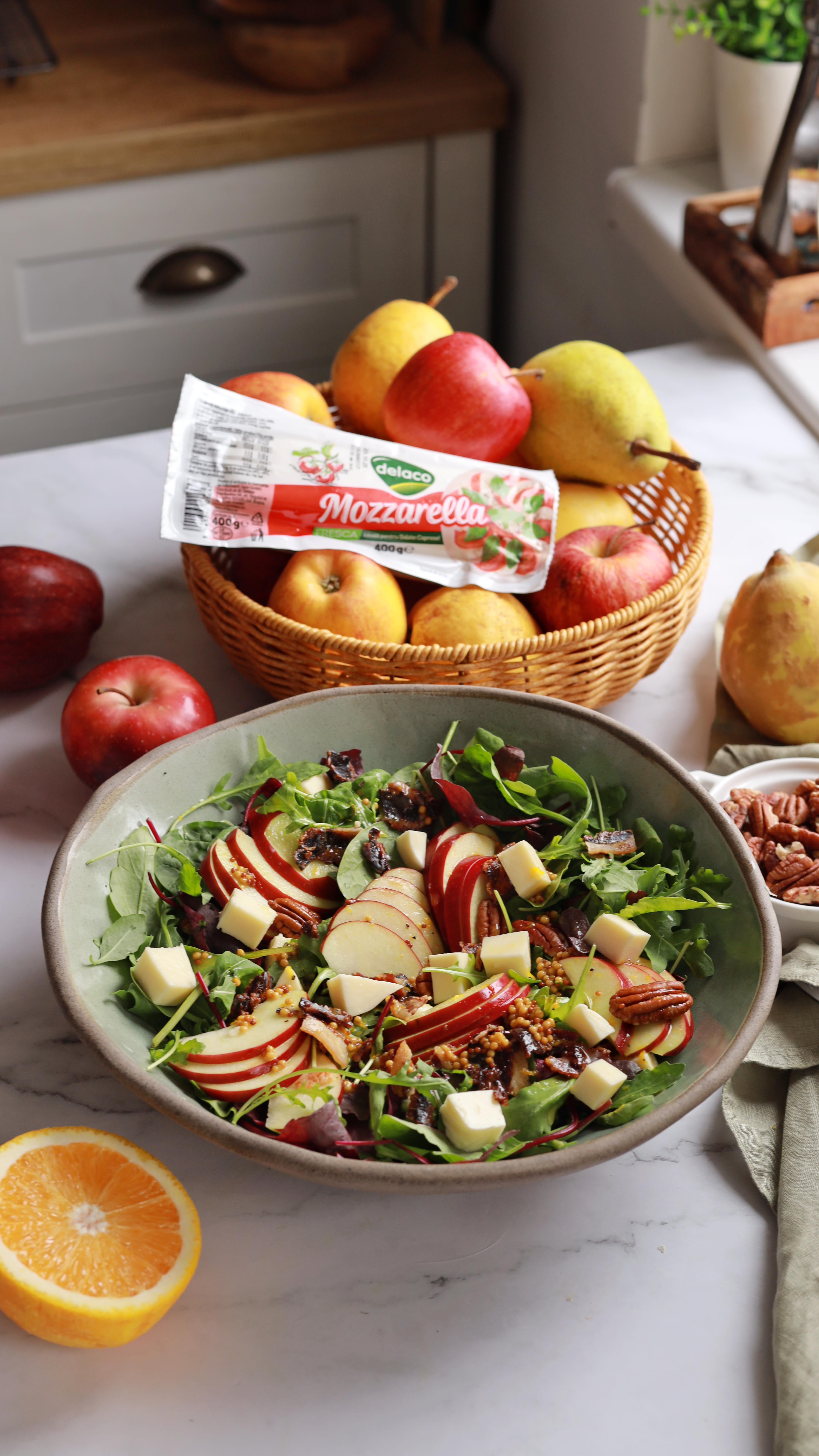 🥗 Ai nevoie de doar 5 minute ca să faci salata asta genială cu mere crocante și mozzarella Fresca! O faci o dată și o repeți toată toamna – rapidă, simplă și surprinzător de bună!Ingrediente:
• 100 g salată mixtă
• 1 măr
• 100 g Mozzarella Fresca @delaco_romania
• 30 g nuci pecan
• 2–3 felii bacon prăjitPentru dressing:
• 2 linguri ulei de măsline extravirgin
• Sucul de la ½ portocală
• Coaja rasă de la ½ portocală
• 2 linguri sirop de agave
• 1 linguriță muștar Dijon
• Sare, piper👩🍳 Mod de preparare:Pentru dressing ai nevoie de ulei de măsline, suc și coajă de portocală rasă, muștar Dijon, sirop de agave, sare și piper, pe care le amesteci bine.Într-un bol, pui mixul de salată preferat, felii de mere, nuci pecan și mozzarella Fresca de la Delaco, tăiată cubulețe.Adaugi și bucățelele de bacon crocant, apoi torni dressingul deasupra.🍎 Rapidă, simplă și surprinzător de bună!
👉 Follow pentru mai multe idei delicioase!#retetesimple #retetesanatoase #reteterapide #bucatarmaniac #reteteusoare #easyrecipes #salad