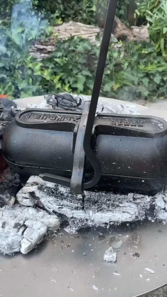 👉Gătesc 30 de zile afară-Ziua 7
👉Urmărește-mă să nu pierzi nicio rețetă!Știai că dacă pui într-o formă de copt din fontă doi cartofi împănați cu bacon, câteva crenguțe de rozmarin, adaugi sare și stropești totul cu ulei de măsline, apoi închizi capacul și pui totul direct în jar, vei obține cei mai gustoși cartofi copți pe care i-ai mâncat vreodată?👉Ingrediente:
2 cartofi mari
felii subțiri de bacon
câteva crenguțe de rozmarin
sare
ulei de măsline
Mod de preparare:
Spălăm bine cartofii și îi crestăm ușor, fără să îi tăiem de tot. Îi împănăm cu felii de bacon și îi așezăm într-o formă de fontă. Adăugăm rozmarinul, sare după gust și stropim totul cu ulei de măsline.
Punem capacul și așezăm forma direct în jar. Lăsăm la gătit până când cartofii sunt fragezi și rumeniți.
Cartofi copți perfecți, aromați și incredibil de gustoși 🔥#retetesimple #retetesanatoase #retete #reteterapide #bucatarmaniac