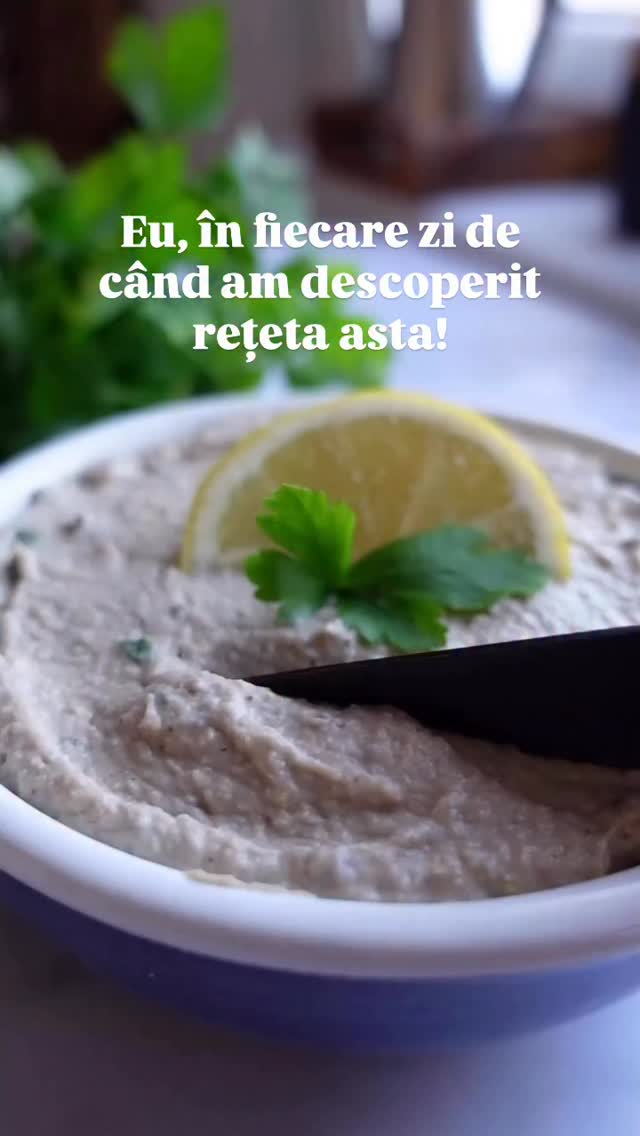 🥚 Dacă vrei proteină, omega-3, și gust bun în doar 5 minute… încearcă acest pate cu sardine si  ouă fierte.
#101rețetecuouă – episodul 3
Ingrediente (cantități standard estimate)
🐟 1 conservă sardine (≈120 g scurse) → ~ 220 kcal
🥚 2 ouă fierte → ~ 140 kcal
🥄 1 linguriță muștar Dijon (5 g) → ~ 5 kcal
🧀 1 lingură cremă de brânză light (20 g) → ~ 35 kcal
🧅 ¼ ceapă (≈25 g) → ~ 10 kcal
🍋 Zeamă de lămâie → ~ 2 kcal
🌿 Pătrunjel → neglijabil
Sare & piper → 0 kcalPui sardinele dintr-o conserva in  blender sau robot, adaugi 2 ouă fierte, o linguriță de muștar dijon, o lingură crema de brânză light, un sfert de ceapă, pătrunjel proaspăt, zeamă de lămâie, sare și piper.
Mixezi câteva minute și obții cel mai gutos și sănătos pateu, delicios și cu puține calorii.
Follow pentru mai multe idei delicioaseEstimare calorii
🔢 Total estimat (toată rețeta)
👉 ≈ 410–420 kcal pentru întreaga compoziție🍽️ Calorii pe porție (aprox.)
Depinde cum o împarți:
2 porții → ~ 205 kcal / porție
3 porții → ~ 135 kcal / porție
4 porții (tartine/snack) → ~ 100 kcal / porție💪 Bonus nutrițional
✔ proteină completă (ou + pește)
✔ bogată în Omega-3
✔ conține vitamina D, B12 și calciu (mai ales din sardine)
✔ foarte sățioasă raportat la caloriiDe ce e super nutritivă
✅ proteină completă → ajută masa musculară & sațietatea
✅ omega-3 din sardine → susține inima și creierul
✅ vitamina D + B12 → energie și sistem nervos
✅ indice glicemic foarte mic#retetesimple #retetesanatoase