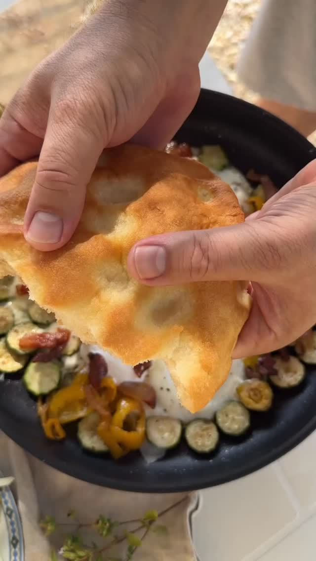 👉Ai mâncat vreodată ouă toscane? 🍳🇮🇹
E rețeta care mi-a dat ideea să filmez această serie.
👉101 rețete cu ouă – episodul 10
Urmărește-mă ca să nu pierzi nicio rețetă! 👀Vara trecută am închiriat o căsuță pe un deal, la jumătate de oră de Florența, fără restaurante în jur, așa că micul dejun a fost în grija mea. 🌄Ingrediente:
🥓 50 g guanciale (poți înlocui cu bacon sau pancetta)
🧀 50 g pecorino (poți înlocui cu parmezan)
🥚 4 ouă
🥒 1 dovlecel mic cu floare
🫑 1 ardei gras
🧀 100 g burrata (poți înlocui cu mozzarella)Am tăiat un ardei și un dovlecel, cu tot cu floare. 🔪
Am prăjit câteva bucățele de guanciale, apoi le-am scos din tigaie. 🔥
În grăsimea rămasă am pus ardeiul și dovlecelul, le-am rumenit puțin, apoi am adăugat ouăle, iar deasupra am ras pecorino. 🥚🧀
Le-am luat de pe foc și am pus deasupra restul de burrata și bucățelele crocante de guanciale. 🤤Au fost perfecte cu roșii, castraveți, măsline și un peisaj de poveste. 🍅🥒🫒✨Calorii: ~850–900 kcal
Proteine: ~40–45 g
Grăsimi: ~65–70 g
Carbohidrați: ~20–25 gDetalii pe scurt:Ouă + pecorino + guanciale = majoritatea proteinelor și grăsimilor
Burrata adaugă extra grăsimi și puțină proteină
Legumele (ardei + dovlecel) contribuie mai ales la carbohidrați și fibreDacă împarți în 2 porții → ~425 kcal / porție, cu ~20 g proteină.