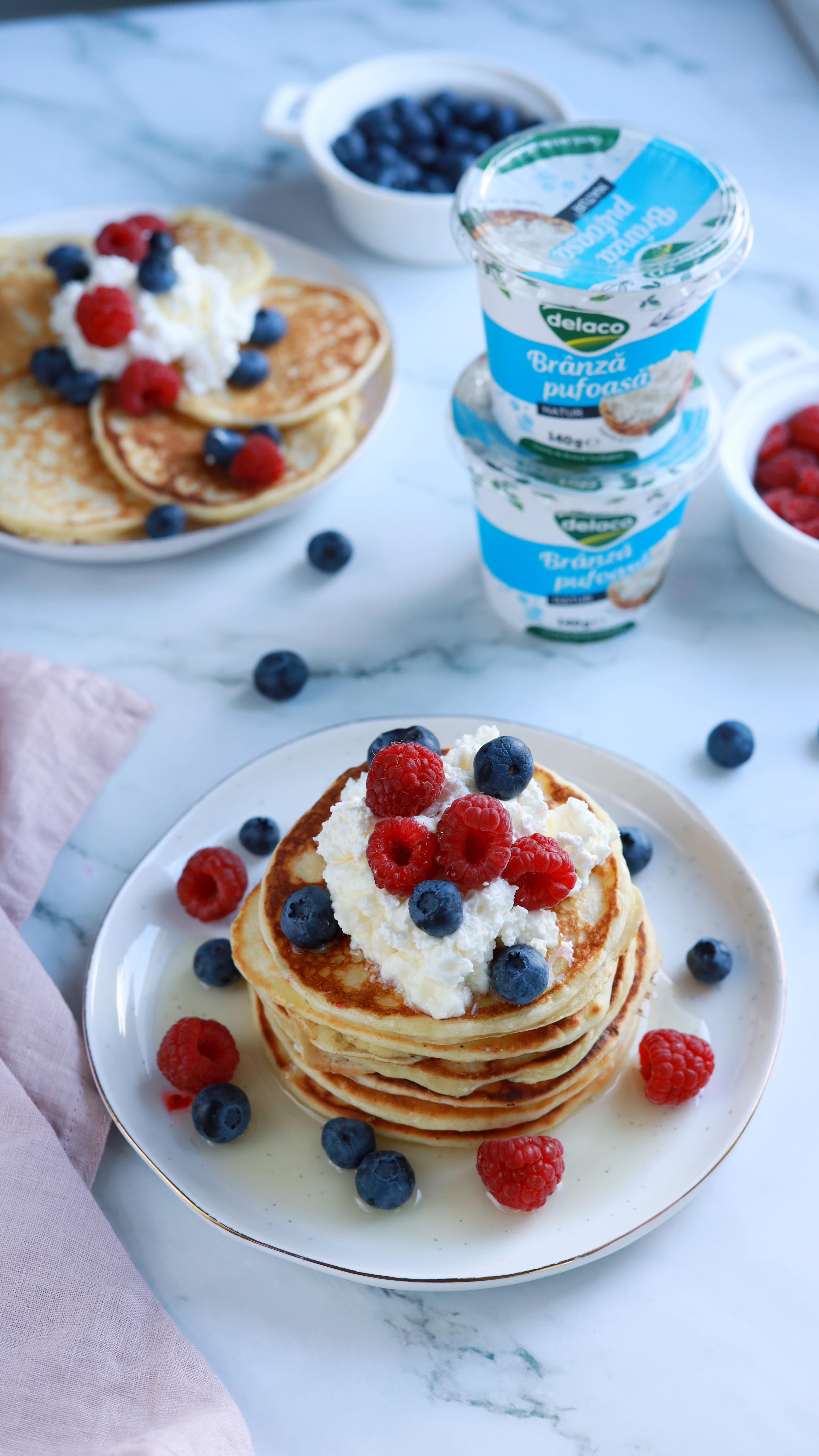🥞Dacă credeai că pancakes sunt cele mai pufoase clătite, înseamnă că nu ai încercat încă Oladi! Sunt preferatele copiilor și se fac incredibil de simplu!
🫐Ingrediente:
• 2 ouă mici (sau unul mare)
• 350 ml chefir (sau sana/iaurt de băut)
• 1 linguriță bicarbonat de sodiu alimentar
• 1 vârf de cuțit de sare
• 185 g făină
• Brânză Pufoasă Natur Delaco
• Zmeură, afine🍓Mod de preparare:
1. Bat ouăle, apoi adaug chefirul, bicarbonatul de sodiu și puțină sare. Mixez bine, apoi adaug și făina.
2. Încing o tigaie unsă cu puțin ulei și pun în ea aproximativ 2 linguri de compoziție pentru fiecare oladi.
3. Le coc câte jumătate de minut pe fiecare parte, la foc mediu.
4. Nouă ne plac cu Brânză Pufoasă de la Delaco, sirop de agave și fructe de pădure! Sunt minunate!
Follow pentru mai multe idei delicioase!#retetesimple #retetesanatoase #retete #reteterapide #bucatarmaniac #easyrecipes #reteteusoare