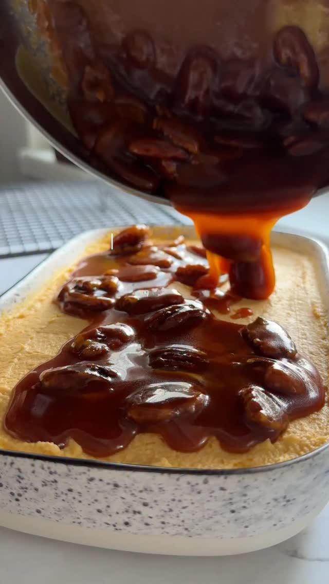 ⭐️Postez în fiecare zi câte o rețetă de tiramisu până la Crăciun!
Tiramisu cu cremă de dovleac, nuci pecan și caramelIngrediente:
✅ 250 g mascarpone Delaco
✅ 3–4 linguri dovleac copt (sau după gust)
✅ 100 ml cafea espresso neîndulcită
✅ 3 pișcoturi mari (sau 6 pișcoturi obișnuite)
✅ 35 g zahăr pudră (vanilat)
Pentru caramelul cu nuci pecan:
✅ 200 g zahăr
✅ 50 g unt
✅ 200 ml smântână pentru frișcă
✅ 100 g nuci pecan
✅ Fulgi de sare (opțional)
Mod de preparare:
1. Am copt dovleacul și l-am lăsat să se răcească.
2. Am topit zahărul, am adăugat untul și smântâna pentru frișcă, iar la final nucile pecan. Se pot folosi orice fel de nuci vă plac. Am lăsat totul la răcit.
3. Într-un bol am pus 3 linguri de dovleac copt. Pentru tiramisu, alegerea mea este mascarponele de la Delaco, pentru că se mixează perfect de fiecare dată! Am adăugat și zahărul pudră. De data aceasta, am făcut crema fără ouă și a ieșit delicioasă!
4. Am turnat cafeaua peste pișcoturi, apoi am adăugat crema, iar deasupra caramelul cu nuci. Fulgii de sare sunt obligatorii dacă îți place caramelul sărat!
Follow pentru mai multe idei delicioase!#retetesimple #retetesanatoase #retete #100tiramisu #tiramisu