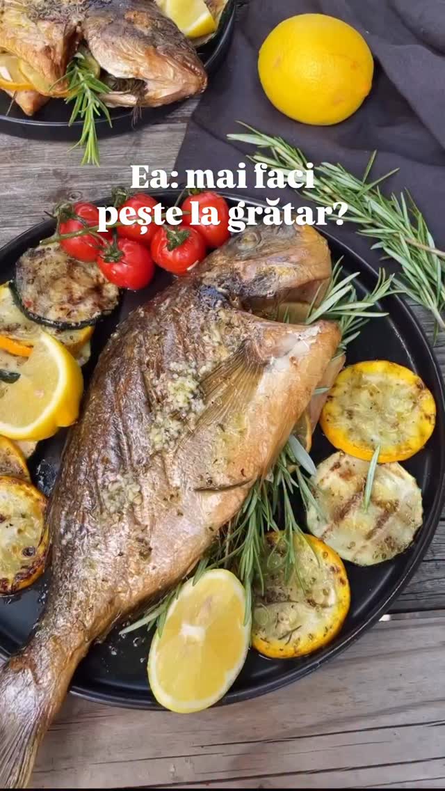 👉Gătesc 30 de zile afară - ziua 5
👉Hai să pregătim cel mai bun pește la grătar cu sos gustos de lămâie și usturoi! E foarte simplu de făcut și e absolut delicios!🐟Ingrediente:✅ 2 bucăți doradă (sau orice pește vă place)
✅ 2 lămâi
✅ crenguțe de rozmarin
✅ ulei de măsline
✅ 1-2 dovlecei
✅ roșii cherry
✅ sare🐟pentru sos:
✅ 30-40 ml ulei de măsline
✅ sucul de la o lămâie
✅ sare, oregano uscat
✅ 2-3 căței de usturoi🐟Mod de preparare:1️⃣ Am umplut peștele cu felii de lămâie și rozmarin, l-am sărat și l-am stropit cu ulei de masline.
2️⃣ L-am așezat pe grătar, într-o zonă fără flăcări sau jar dedesubt. L-am copt încet pe grătar câte 10 minute pe fiecare parte, cu capacul închis, alături de roșii cherry și felii de dovlecel.
3️⃣ Între timp am mixat ulei de măsline cu lămâie, oregano, usturoi și sare.
Am servit peștele imediat, cu sos și legume! A fost fraged și absolut delicios!