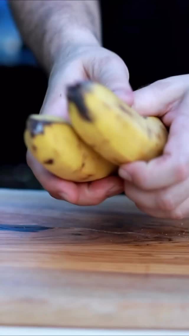 👉Ai făcut vreodată banane la grătar?
🔥Gătesc 30 de zile afară - Ziua 11
👉Urmărește-mă să nu pierzi nicio rețetă!👉Ingrediente:
2-3 banane
200 g iaurt grecesc
Lămâie sau lime
Opțional, zahar/îndulcitorMod de preparare:
1.	Amesteci iaurt grecesc cu puțină mentă proaspătă și dacă vrei puțin zahăr sau îndulcitor
2.	Decojești bananele și le stropești cu puțină zeama de lămâie.
3.	Dacă vrei să se caramelizeze fain presari deasupra și puțin zahăr.
4.	Apoi le pui pe grătarul încins, doar câteva minute.
În sosul de iaurt poți să mai pui vanilie, coajă de lămâie sau de lime...
Le mănânci cu iaurtul de mai devreme.#retetesimple #retete #reteterapide #bucatarmaniac #retetesanatoase