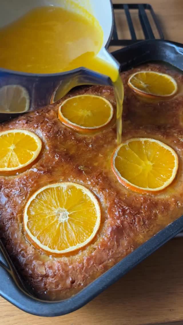 🟢Nu am făcut niciodată portokalopita pentru că nu am știut cât e de ușor de preparat. Dacă vă plac portocalele și prăjiturile însiropate, trebuie să o încercați neapărat!✅Ingrediente:4 ouă
400 g foi de plăcintă (nu foietaj)
200 ml ulei floarea soarelui (sau măsline)
170 g zahăr
250 g iaurt grecesc
1 linguriță praf de copt
Coaja rasă de la 2 portocale mari
1 portocală tăiată felii✅Pentru sirop:
400 ml suc de portocale
300 g zahăr
Coaja de la o portocală
½ baton de scorțișoară1️⃣Am pus foile de plăcintă într-o tavă și le-am dat la cuptor la 160 de grade Celsius pentru aproximativ 30 de minute, până s-au uscat, apoi le-am mărunțit.2️⃣Am bătut ouăle cu zahărul și sarea, până am obținut o spumă. Am adăugat iaurtul, coaja a două portocale, praful de copt, extractul de vanilie și uleiul.
Am mixat din nou apoi am amestecat compoziția cu foile mărunțite.3️⃣Am turnat totul într-o tavă unsă cu ulei și tapetată cu făină , am pus deasupra felii de portocale și am dat-o la cuptorul preîncălzit la 180°C fără ventilație pentru aproximativ 40-45 de minute.4️⃣Între timp am pregătit un sirop din zahăr, suc de portocale și scorțișoară. L-am fiert la foc mic până când s-a dizolvat zahărul.5️⃣Am turnat treptat siropul peste prăjitura încă caldă.După câteva ore la frigider, e absolut delicioasăPoftă bună!#portokalopita #greekrecipes #retetesimple #retete #reteteusoare