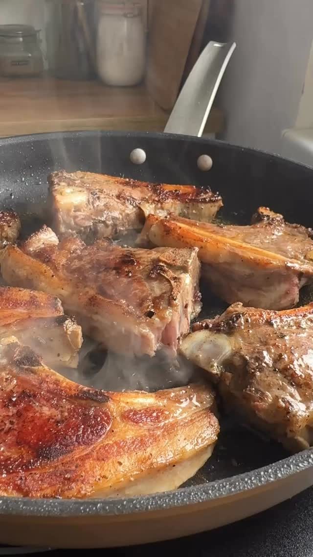 👉Dacă ai cotlete de miel, dar nu ai timp, încearcă să le faci așa, la tigaie. Durează 10 minute și e probabil cea mai bună idee!
👉Ce gătesc de Paște – episodul 20📝 Ingrediente:
1 kg cotlet de miel
1 lingură ulei de măsline
Sare, piper
Oregano (opțional)Pentru sos:
zeama de la o lămâie,
30 ml ulei de măsline,
1 lingură pătrunjel tocat,
sare, piper după gustÎncingi puțin ulei de măsline extravirgin într-o tigaie și  prăjești cotletele câte 3-4 minute pe fiecare parte, doar cu sare, piper și eventual puțin oregano.
👉Merg perfect cu un sos rapid din lămâie și pătrunjel proaspă.
🥄 Sosul se prepară pe loc, foarte ușor, mixând (sau agitând într-un mic borcan) uleiul de măsline cu zeama de lămâie, pătrunjel tocat, sare și piper.Follow pentru mai multe idei delicioase!#retetesimple #retetesanatoase #retete #reteterapide #bucatarmaniac