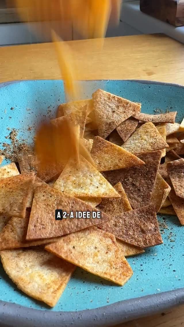 🟢O idee de snack rapid, gata în 10 minute la Airfryer! Am făcut tortilla chips super gustoși și crocanți!✅Am suprapus trei lipii de porumb (tortilla wraps- am găsit la Kaufland si au costat aproxiamtiv 5 lei) și le-am tăiat fâșii, apoi triunghiuri.
Le-am stropit cu ulei de măsline, am adăugat sare și condimentele preferate (am pus condient pentru cartofi prăjiti de la Cosmin).
Apoi le-am prăjit la airfryer la 160°C pentru aproximativ 8-10 minute, dar asta depinde de airfryerul fiecăruia. S-ar putea să fie gata mai repede, sau să dureze ceva mai mult. E bine să verificați de vreo 2 ori în timp ce se prăjesc să îi mișcați puțin, ca să nu se ardă.
Follow pentru mai multe idei de snackuri rapide!#retetesimple #retetesanatoase #retete #reteterapide #bucatarmaniac #reteteculinare #easyrecipes #easysnack #ideas #reteteusoare