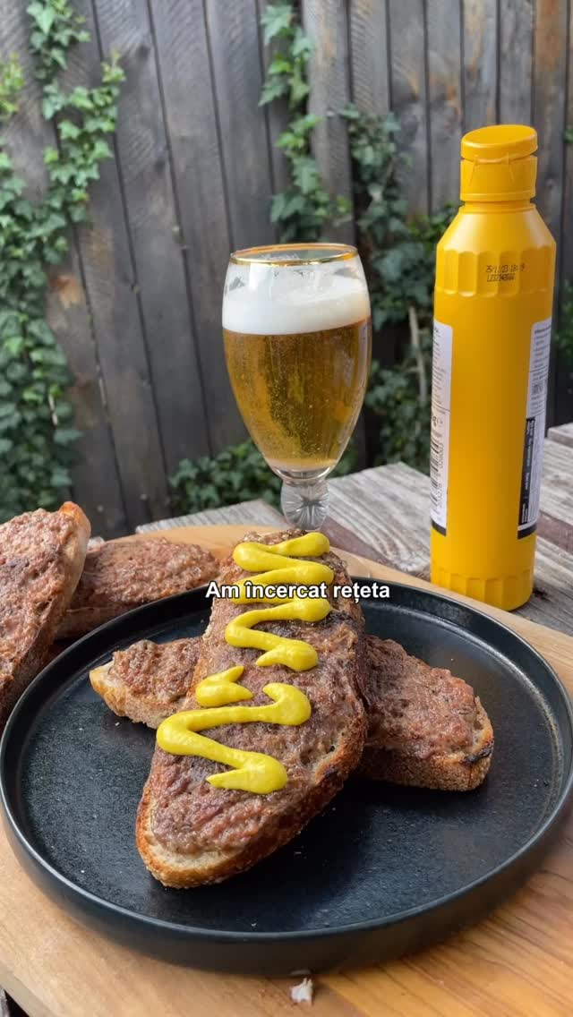 👉Salvează rețeta de Mici pe pâine. Trebuie să încerci măcar odată să faci mici pe pâine la grătar. E super simplu de făcut!Gătesc 30 de zile afară -Ziua 4
Trebuie doar să întinzi carnea de mici pe felii de pâine și apoi să le pui pe grătar, deasupra jarului încins ( nu deasupra flăcărilor).Eu am întins carnea pe felii de pâine cu maia.Am pus feliile cu carnea în jos și le-am lăsat vreo 2 minute. Timpul depinde de fiecare grătar în parte, așa că e bine să verificați după prima jumătate de minut, să nu se ardă.Am vrut pâinea puțin prăjită așa că am întors feliile și pe partea cealaltă vreo 10 secunde.
Am servit cu muștar deasupra.
Au fost buni, dar nu m-a impresionat foarte tare. Merită încercat odată, dar eu prefer micii așa cum sunt ei. Lângă pâine 😅!Enjoy!#retetamici #micipepaine #gratar #delicios #retetesimple