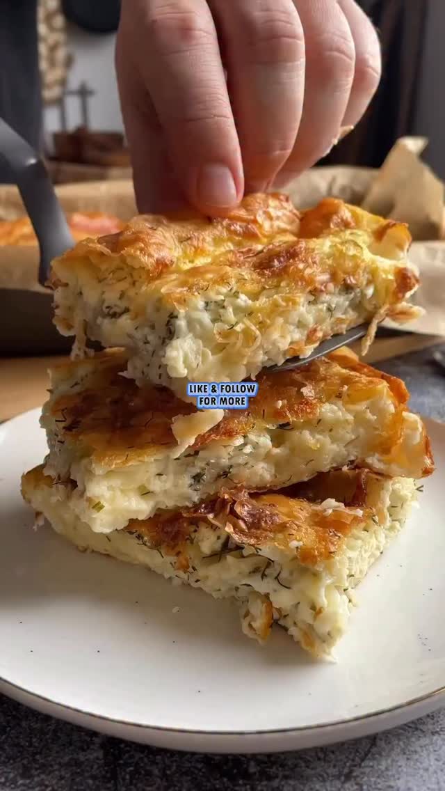 ✅Salvează rețeta de plăcintă cu brânză sărată și foi pentru că e incredibil de bună și de ușor de făcut! (scroll down for english) Partea faină e că o poți face cu tot felul de ingrediente pe care le ai prin frigider, iar cantitățile nu trebuie respectate chiar fix cum e în rețetă. De exemplu poți să pui smântână sau iaurt, sau amândouă. Brânza poate fi cam orice ai prin frigider. Poți să pui doar lapte, sau poți să combini cu apă minerală. Poți să pui mărar în brânză, dar merge și pătrunjel sau/și ceapă verde. Borekul turcesc are o mie de variante, așa că îl putem face fix cum vrem noi. Ulei de măsline poți pune mai mult, sau îl poți înlocui cu ulei de floarea soarelui sau unt topit.
Hai să vă spun cum am făcut eu:🍎Ingrediente:
✅7 foi de plăcintă ( din acelea subțiri, nu foietaj)
✅3 ouă
✅50 ml ulei de măsline
✅200 ml lapte
✅100 ml apă minerală
✅3 linguri de iaurt grecesc (atât am avut)
✅4 linguri de smântână
✅puțină sare
✅300 g brânză telemea
✅150 g brânză de vaci
✅o legătură mărar
⚠️Dimensiune tavă: 20x32 cm🍎Mod se preparare:
1️⃣Am mixat ouăle, cu laptele, iaurtul, smântâna, apa minerala, uleiul și puțină sare (atenție la cât e de sărată brânza).
2️⃣ Am amestecat brânza cu mărarul tocat.
3️⃣Am presărat câte puțină brânză pe fiecare foaie în parte, pe care apoi am pliat-o ca pe un acordeon (pe latura lungă s-a potrivit în tava mea) și am așezat-o în tavă pe hârtie de copt.
4️⃣Am turnat deasupra compoziția pregătită mai devreme.
5️⃣Am dat la cuptor la 180° c cu ventilație, căldură sus și jos, pentru aproximativ 40 de minute. În ultimele 10 minute am scăzut temperatura la 160°C. La final trebuie să fie aurie și să se desprindp de margini.
6️⃣Am lăsat-o foarte puțin la răcit, apoi am servit-o imediat. E super-gustoasă și rece.
____________________________
🇬🇧(EN) Ingredients:
7 sheets YUFKA or PHILO pastry
3 eggs
50 ml olive oil
200 ml milk
100 ml sparkling water
7 tablespoons of Greek yogurt
a little salt (to taste)
300 g feta cheese
150 g of cottage cheese drained
fresh dill