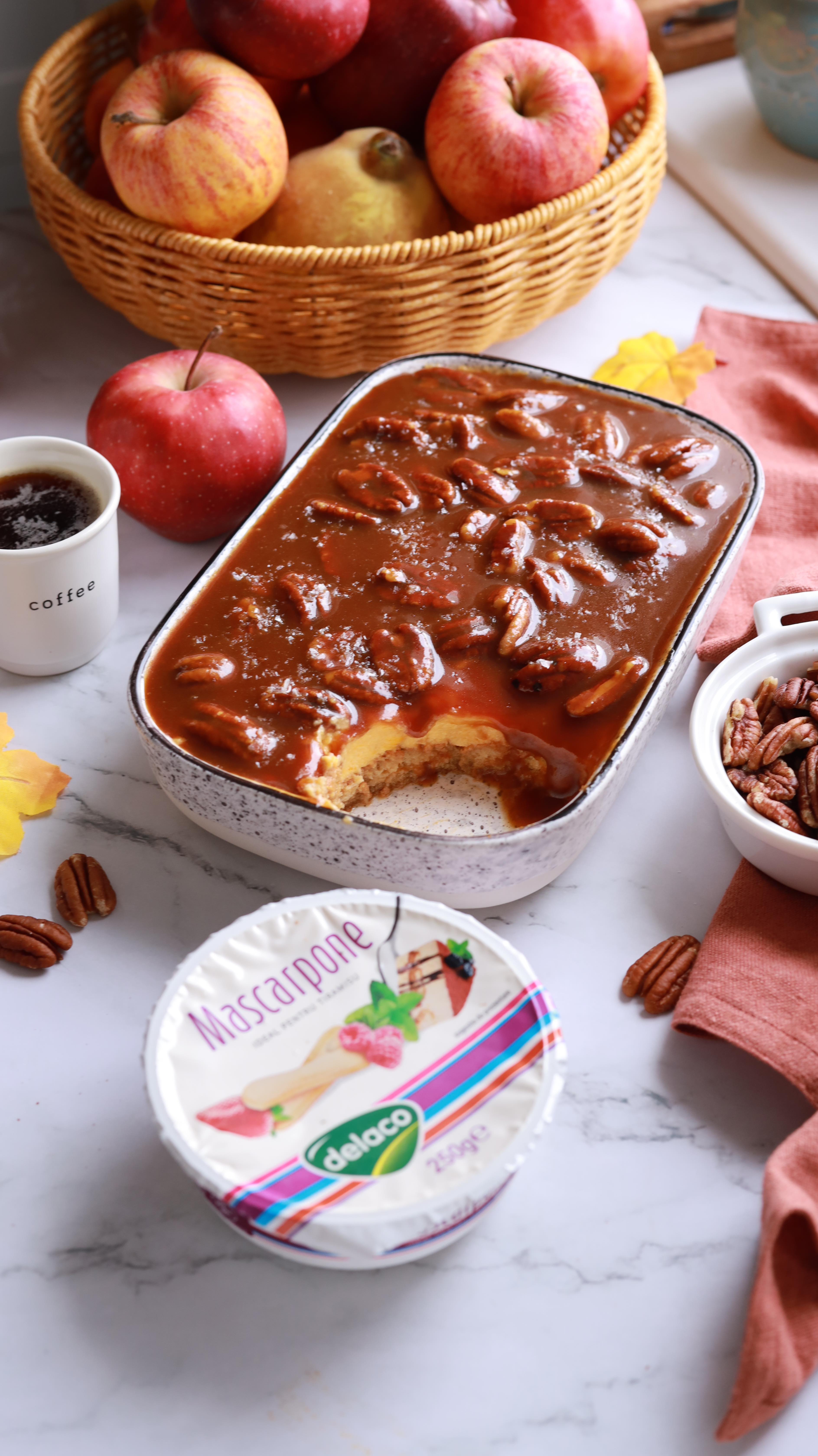 🎃 Tiramisu cu cremă de dovleac, nuci pecan și caramel – desertul care o să te facă să uiți de rețeta clasică! 😍Episodul 21 din seria #100tiramisuSe face rapid, fără ouă, cu mascarpone cremos de la @delaco_romania , dovleac copt și cel mai bun caramel cu nuci pecan.
Textura perfectă, gust intens de toamnă și un strop de sare care face minuni!👉 Salvează rețeta și încearc-o weekendul ăsta!
Follow @bucatarmaniac pentru mai multe idei delicioase și combinații neașteptate.Ingrediente:
✅ 250 g mascarpone Delaco
✅ 3–4 linguri dovleac copt (sau după gust)
✅ 100 ml cafea espresso neîndulcită
✅ 3 pișcoturi mari (sau 6 pișcoturi obișnuite)
✅ 35 g zahăr pudră (vanilat)
Pentru caramelul cu nuci pecan:
✅ 200 g zahăr
✅ 50 g unt
✅ 200 ml smântână pentru frișcă
✅ 100 g nuci pecan
✅ Fulgi de sare (opțional)
Mod de preparare:
1.	Am copt dovleacul și l-am lăsat să se răcească.
2.	Am topit zahărul, am adăugat untul și smântâna pentru frișcă, iar la final nucile pecan. Se pot folosi orice fel de nuci vă plac. Am lăsat totul la răcit.
3.	Într-un bol am pus 3 linguri de dovleac copt. Pentru tiramisu, alegerea mea este mascarponele de la Delaco, pentru că se mixează perfect de fiecare dată! Am adăugat și zahărul pudră. De data aceasta, am făcut crema fără ouă și a ieșit delicioasă!
4.	Am turnat cafeaua peste pișcoturi, apoi am adăugat crema, iar deasupra caramelul cu nuci. Fulgii de sare sunt obligatorii dacă îți place caramelul sărat!
Follow pentru mai multe idei delicioase!#retetesimple #retetesanatoase #retete #100tiramisu #tiramisu #