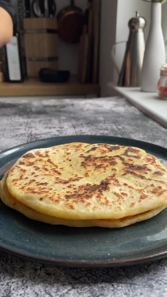 Seamănă puțin cu plăcintele cu cartofi, dar gustul și textura sunt diferite. Sunt ușor de făcut și le puteți face și din leftovers de cartofi piure sau cartofi copți la cuptor. Aluatul e puțin lipicios din cauza cartofilor dar se rezolvă ușor dacă pudrați bine masa de lucru, mâinile și ustensilele cu făină. Le puteți condimeta cum vreți voi.🍎Ingrediente:✅500 g cartofi fierți și zdrobiți (piure)
✅1 linguriță sare (sau după gust)
✅piper după gust
✅300 g făină
✅100 ml lapte
✅1 linguriță praf de copt
✅2-3 linguri ulei de măsline
🍏Opțional se pot pune: mărar tocat, usturoi pudră, boia dulce,
alte condimente🍎Mod de preparare:1️⃣Am fiert cartofii și i-am zdrobit ca pentru cartofi piure. I-am lăsat să se răcească.
2️⃣I-am condimentat cu sare și piper, apoi am adăugat laptele și praful de copt. Am amestecat bine.
3️⃣Am adăugat făina și ueliul de măsline și am frământat aluatul. Așa cum am spus mai sus, aluatul va fi puțin lipicios dar se rezolvă ușor dacă pudrați bine masa de lucru, mâinile și ustensilele cu făină.
4️⃣Am împărțit aluatul în 8 părți pe care le-am întins ca pe niște plăcinte rotunde. Vezi video.
5️⃣Am uns tigaia cu puțin ulei și am copt fiecare lipie câteva minute pe fiecare parte. Este important să coaceți lipiile la foc mediu, să se pătrundă bine.
⚠️Recomand o tigaie de fontă.Data viitoare le voi coace și eu într-o tigaie de fontă pentru că este mult mai eficientă.
6️⃣Le-am servit cu unt topit cu usturoi și chilli și pătrunjel tocat mărunt, în loc de pâine.Enjoy!
#bread #flatbread #lipie #potatobread #potatoes #pan #panbread #onepan #easyrecipe #breadrecipe #dough #easycooking #easymeals #healthyfood #healthylifestyle #healthyeating #bucatarmaniac #reteta #retetanoua #retetazilei #retetesanatoase #reteteusoare #retetesimple #retețerapide