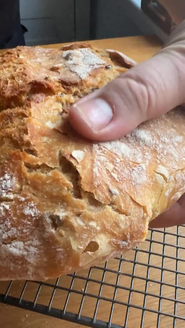 ➡️ Am făcut cea mai simplă pâine cu semințe fără frământare. Mai ușor de atât nu se poate! A durat doar 5 minute să fac aluatul!✅Ingrediente:
500 g făină 00
400 ml apă călduță
5 g drojdie uscată
2-3 linguri amestec de semințe
10 g sare
2-3 linguri de făină pentru pudrat blatul și aluatul.✅Mod de preparare:
1. Am amestecat făina cu drojdia uscată. Apoi am adăugat sarea semințele și apa călduța (maxim 37° C).
Am amestecat totul cu o spatulă și gata. Am acoperit vasul și am lăsat-o la dospit aproximativ 5 ore la temperatura camerei.( aprox. 25 grade Celsius)
2. Înainte de coacere am preîncălzit cuptorul împreună cu oala de fontă la 230°C
3. Am răsturnat aluatul pe masa pudrată cu făină și i-am dat o formă de pâine (cât de rotunda se poate).
4. Aluatul e moale, trebuie lucrat cu multă făină.
5. Am pus hârtie de copt cu puțină făină într-un vas adânc . Am pus pâinea acolo cu tot cu hârtia de copt.
6. Am transferat pâinea în oala de fontă fierbinte și am dat-o la cuptor cu capac, pentru 30 de minute.
7. Am îndepărtat apoi capacul și am mai copt pâinea încă 25 de minute la 200°C cu ventilație.
8. Se lasă la răcit, dacă aveți răbdare. La noi s-a mâncat caldă, cu unt. Poftă bună!#retetesimple #retetesanatoase #retete #reteterapide #reteteusoare #easyrecipes #nokneadbread #paine