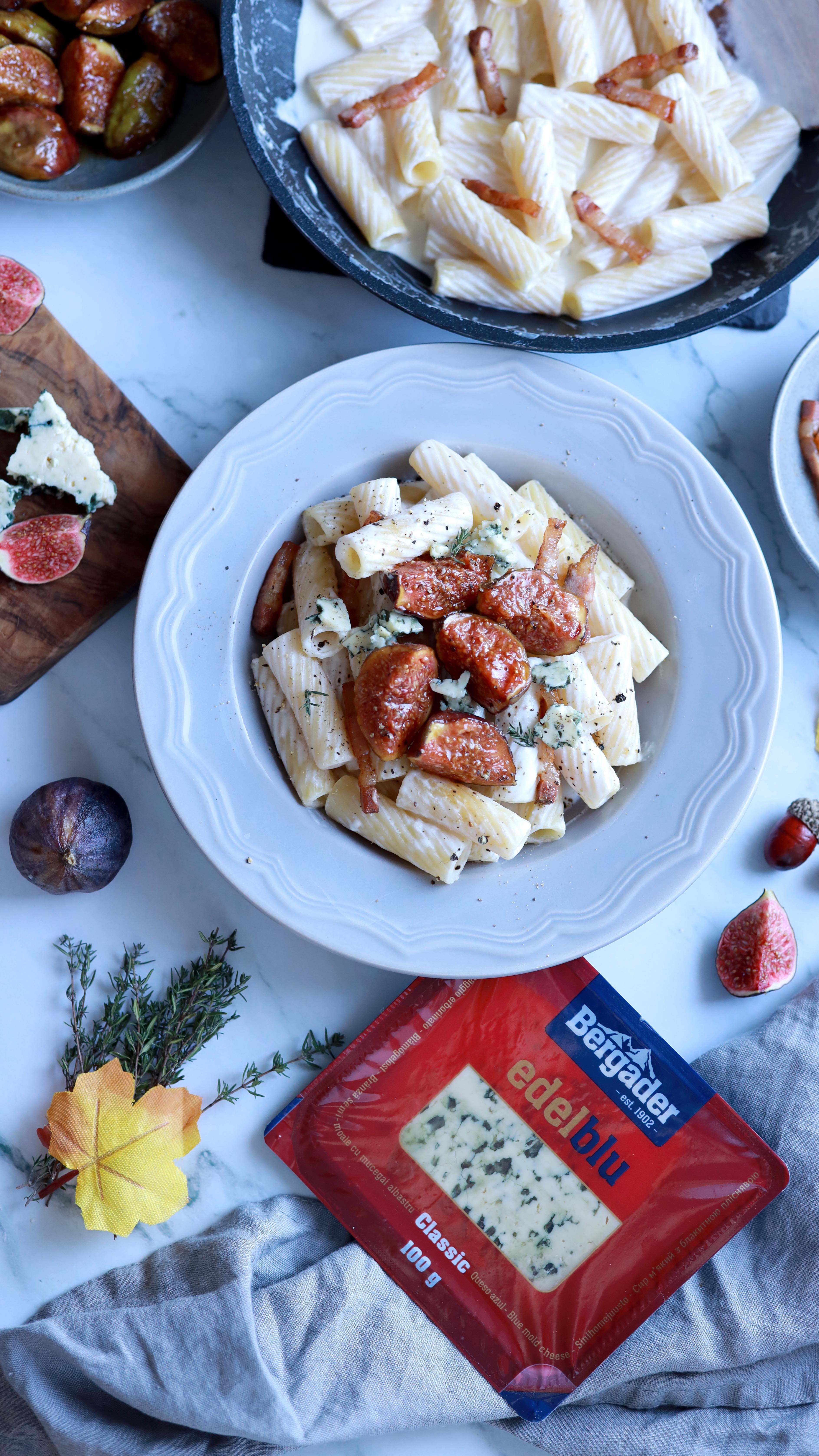 🔆Sigur nu ai încercat rețeta asta de paste până acum! E cu smochine caramelizate, pancetta crocantă și sos cremos din brânză cu mucegai Edelblu de la Bergader! E foarte ușor de făcut!Ingrediente:250 g paste scurte
300 ml smântână pentru gătit
50 g Edelblu Bergader (sau după gust)
50 g pancetta (sau bacon)
5–7 smochine
20 g unt
1 lingers zahăr brun
Sare, piper👩🍳 Mod de preparare:Pui pastele la fiert în apă cu sare, iar între timp tai 2–3 felii de pancetta în bucățele mici. Le prăjești până devin crocante, apoi le scoți pe o farfurie.Tai câteva smochine în patru și le caramelizezi 2 minute în puțin unt cu o lingură de zahăr brun.Într-o tigaie curată, adaugi smântâna pentru gătit și jumătate de pachet de Edelblu de la Bergader. Se topește imediat, iar gustul e genial! Mai trebuie sare și piper, apoi pui pastele fierte al dente direct în sos. Le mai lași jumătate de minut pe foc și gata!Le pui în farfurie, iar deasupra presari pancetta crocantă și smochinele caramelizate!✨ Follow pentru mai multe idei delicioase!