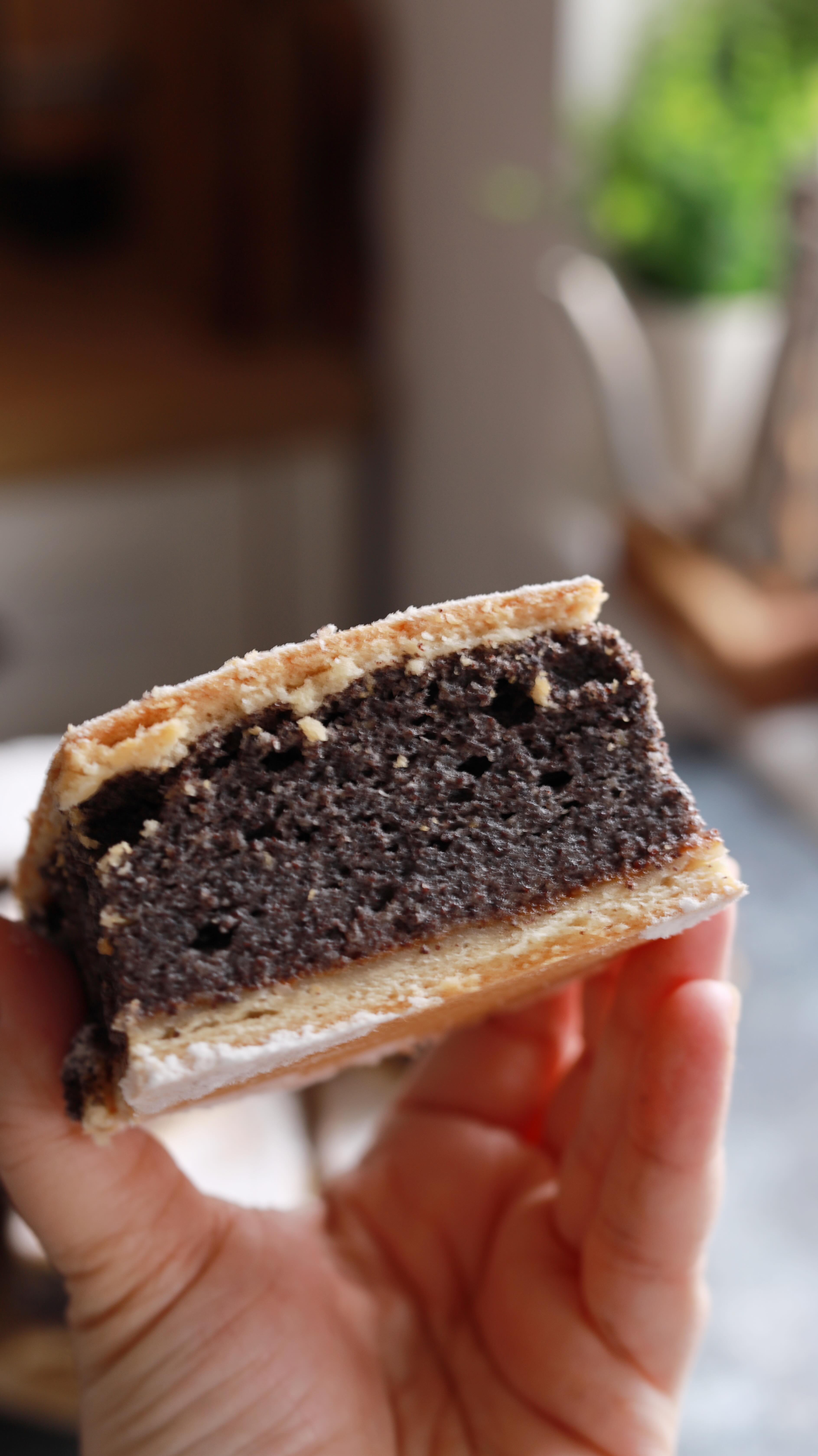 🟢Nu am făcut până acum prăjitura asta cu mac pentru că mi s-a părut complicată, dar se pare că nu e chiar așa. O făcea bunica mea, iar rețeta o am de la ea.✅Ingrediente:
Pentru aluat:
400 g făină (+50 g dacă e nevoie, în funcție de calitatea făinii)
3 gălbenușuri
150 g unt
50 g zahăr
Puțină sare
O linguriță praf de copt
100 g smântânăPentru cremă:
250 g mac
3 albușuri de ou
400 ml lapte
100 g făină
O linguriță praf de copt
200 g zahăr
Coaja de la 2 lămâi
50 g unt
4-5 linguri dulceață de caise (sau o dulceață acrișoară)✅Mod de preparare1️⃣Am măcinat macul, l-am fiert câteva minute în lapte până când s-a îngroșat, apoi l-am lăsat la răcit.
2️⃣Între timp am trecut la aluat. Am mixat împreună făina, puțină sare, zahăr, praf de copt, untul, gălbenușurile de ou și smântâna. Puneți întâi 400 g făină, apoi restul de 50 de grame dacă mai e nevoie pentru a obține un aluat care nu se lipește. Cantitatea poate varia în funcție de cât e de gras untul sau de brandul de făină folosită.
3️⃣Separat, am bătut albușurile de ou cu puțină sare, apoi am adăugat treptat și zahărul. În crema de mac am adăugat unt, praf de copt, coaja de lămâie și făina apoiam mixat. Am amestecat-o cu albușurile bătute, îincet, amestecând de jos în sus.
4️⃣Am împărățit aluatul în 2 părți inegale. Pe cea mai mare am întins-o direct pe hârtie de copt. Am pus-o în tavă și am adăugat un strat generos de dulceață de caise. Deasupra am turnat crema de mac, apoi restul de aluat.
5️⃣Am înțepat prăjitura pe toată suprafața (până jos), apoi am dat-o la cuptor la 180°C pentru aproximativ 40 de minute.
După ce s-a răcit am pudrat-o cu zahăr vanilat!
Follow pentru mai multe rețete delicioase!#retetesimple #retetesanatoase #retete #bucatarmaniac #prajituri #poppy #mac #easyrecipes #poppycake