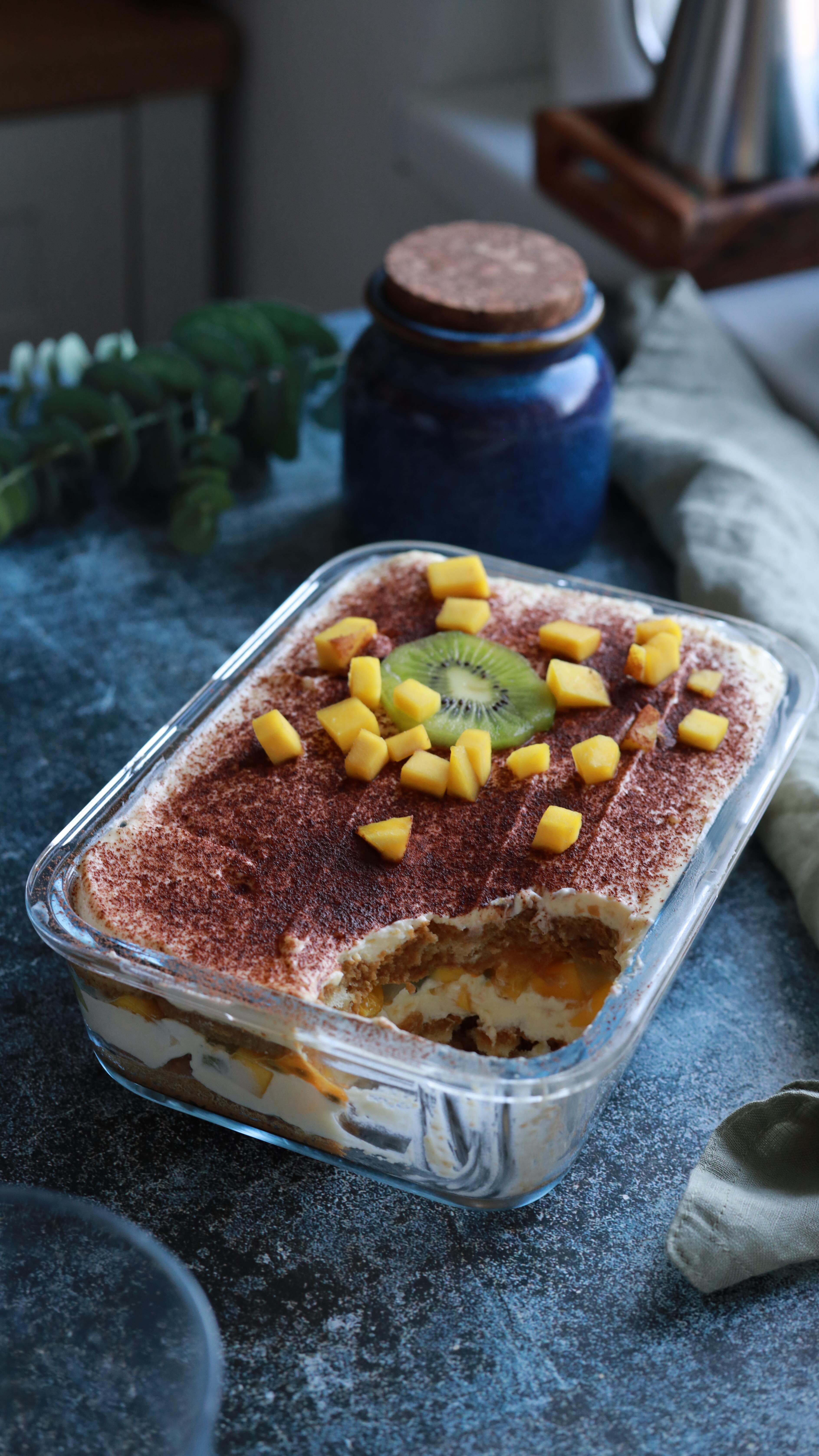 Dacă ți-e dor de anii 90, am făcut un Tiramisu special pentru tine: Tiramisu Tutti frutti, episodul 23 din seria #100Tiramisu!
✅Ingrediente
Fructe preferate (mango, kiwi, portocală, ananas)Pentru crema tiramisu
2 gălbenușuri de ou
250 g mascarpone
35 g zahăr pudră
½ linguriță extract de vanilie12-16 pișcoturi
200 ml cafea espresso neîndulcită
Mod de preparare:
1. Am mixat 2 gălbenușuri cu zahăr pudră și vanilie până am obținut o cremă deschisă la culoare.
Puteți face asta pe baie de aburi dacă aveți o problemă cu gălbenușurile crude. O altă variantă e să fierbeți un sirop din zahăr cu puțină apă, pe care să îl turnați în fir subțire în timp ce mixați ouăle. Se vor pasteuriza.
2. Am adăugat mascarpone și m mixat din nou, doar cât să se omogenizeze.
3. Într-o caserolă am așezat un start de pișcoturi înmuiate în cafea, un start de cremă de mascarpone iar apoi cubulețe mici de fructe: mango, kiwi, portocală și ananas.
4. Am adăugat un nou strat de pișcoturi înmuiate în cafea, ultimul strat de mascarpone , iar deasupra am pudrat cu cafea.
Follow pentru mai multe rețete de tiramisu!#retetesimple #retetesanatoase #reteterapide #bucatarmaniac
