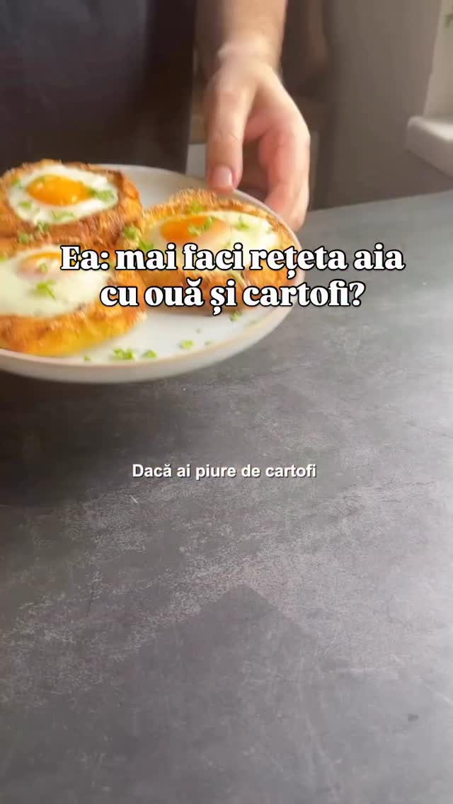👉Dacă ai piure de cartofi în frigider, oprește-te! Trebuie să vezi asta 😏🍳 101 rețete cu ouă – episodul 7Nu mai arunca piureul rămas! Îl transformăm într-o rețetă simplă, super gustoasă și surprinzător de sățioasă 👇🥔 Ingrediente:
piure de cartofi (rămas)
3-4 linguri parmezan ras
ouă👨‍🍳 Mod de preparare:
Amesteci piureul de cartofi cu parmezanul ras. Îl pui pe hârtie de copt și îl modelezi în formă de cuiburi. Presari puțin parmezan deasupra și le dai la airfryer aproximativ 10 minute la 200 de grade CelsiusScoți cuiburile, adaugi câte un ou în fiecare și le mai gătești încă 7-8 minute, până când oul este făcut exact cum îți place.O masă echilibrată, gustoasă și perfectă pentru mic dejun sau brunch 🔥➡️ Salvează rețeta pentru data viitoare când îți rămâne piure
➡️ Dă follow pentru mai multe rețete simple cu ouă#retetesimple #retetesanatoase #retetecuoua you