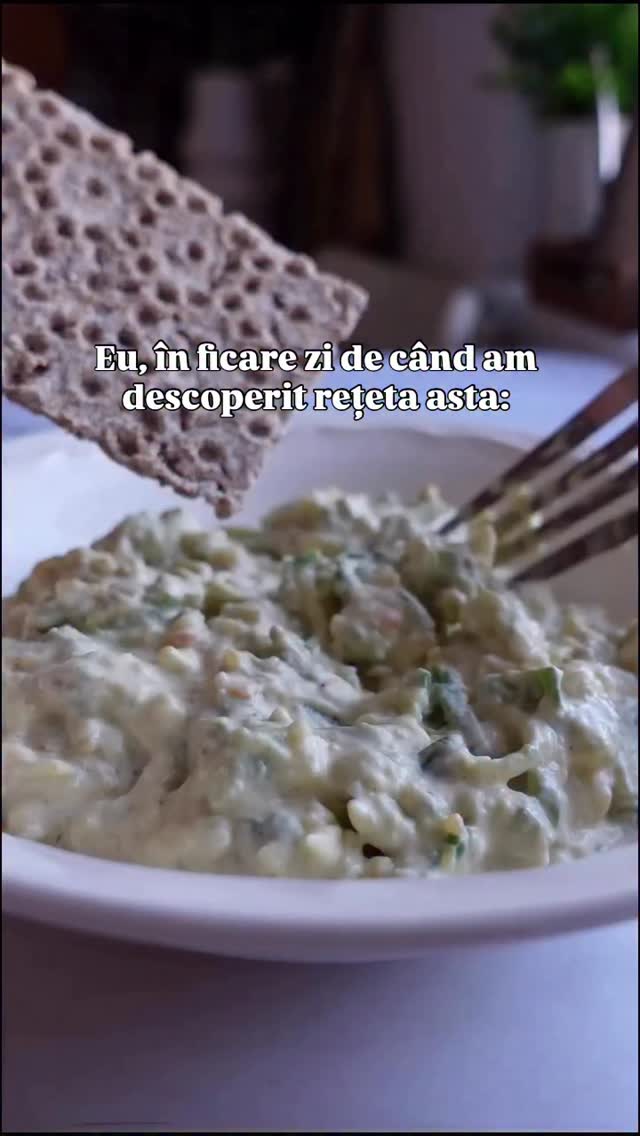 🥑 Salată sănătoasă cu avocado, ouă și iaurt
#101RețetecuOuă – episodul 4
Proteină de calitate din ouă și iaurt, grăsimi bune din avocado și un gust perfect. O rețetă simplă, cremoasă și foarte sățioasă.
Ingrediente:
• ½ avocado (~70–80 g)
• 2 ouă fierte
• 2 linguri iaurt grecesc (~30 g)
• 1 fir ceapă verde
• ½ linguriță muștar
• zeamă de lămâie, sare, piper
Zdrobești totul cu o furculiță, amesteci și gata!
• 2 ouă fierte → ~140 kcal
• ½ avocado → ~110–120 kcal
• iaurt grecesc (2 linguri) → ~30 kcal
• muștar + ceapă verde + lămâie → ~5–10 kcal
Intreaga salata are aprox. 300 kcal
• Proteine: ~19 g
• Grăsimi: ~21 g
• Carbohidrați: ~7 g
Proteină de calitate din ouă și iaurt, grăsimi bune din avocado și un gust perfect. O rețetă simplă, cremoasă și foarte sățioasă.
Ingrediente:
• ½ avocado (~70–80 g)
• 2 ouă fierte
• 2 linguri iaurt grecesc (~30 g)
• 1 fir ceapă verde
• ½ linguriță muștar
• zeamă de lămâie, sare, piper
Zdrobești totul cu o furculiță, amesteci și gata!
• 2 ouă fierte → ~140 kcal
• ½ avocado → ~110–120 kcal
• iaurt grecesc (2 linguri) → ~30 kcal
• muștar + ceapă verde + lămâie → ~5–10 kcal
Intreaga salata are aprox. 300 kcal
• Proteine: ~19 g
• Grăsimi: ~21 g
• Carbohidrați: ~7 g
👉 Dacă o mănânci pe 2 felii de pâine, atunci masa ajunge aproximativ la 420–450 kcal, în funcție de pâine.
Follow pentru mai multe rețete din seria 101 Rețete cu Ouă 🥚
👉 Dacă o mănânci pe 2 felii de pâine, atunci masa ajunge aproximativ la 420–450 kcal, în funcție de pâine.
Follow pentru mai multe rețete din seria 101 Rețete cu Ouă 🥚